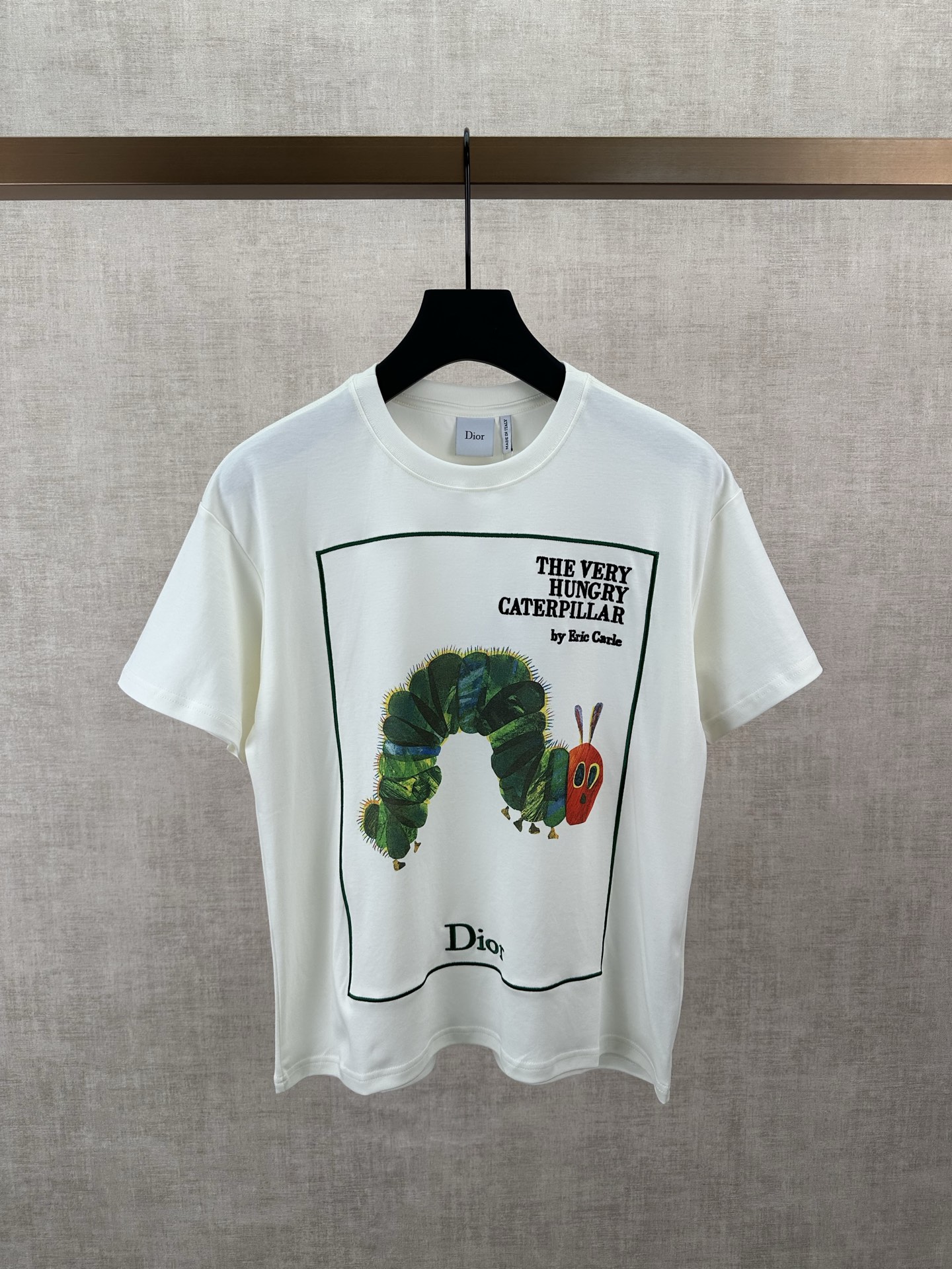 Dior 迪奥 FW26 Dior和 绘本《饥饿的毛毛虫》的联名T恤，简直是童趣与 的完美碰撞 女装