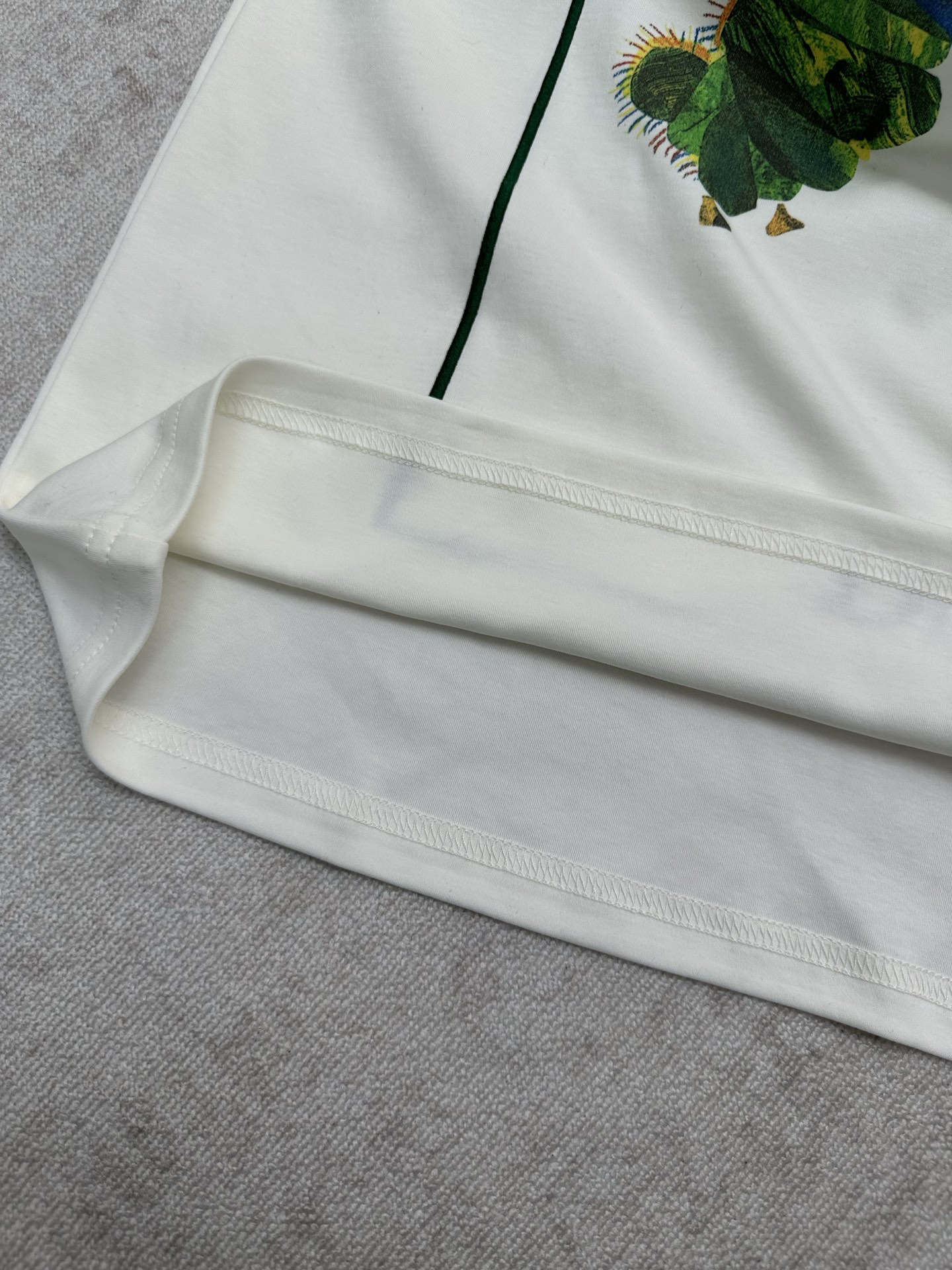 Dior 迪奥 FW26 Dior和 绘本《饥饿的毛毛虫》的联名T恤，简直是童趣与 的完美碰撞 女装