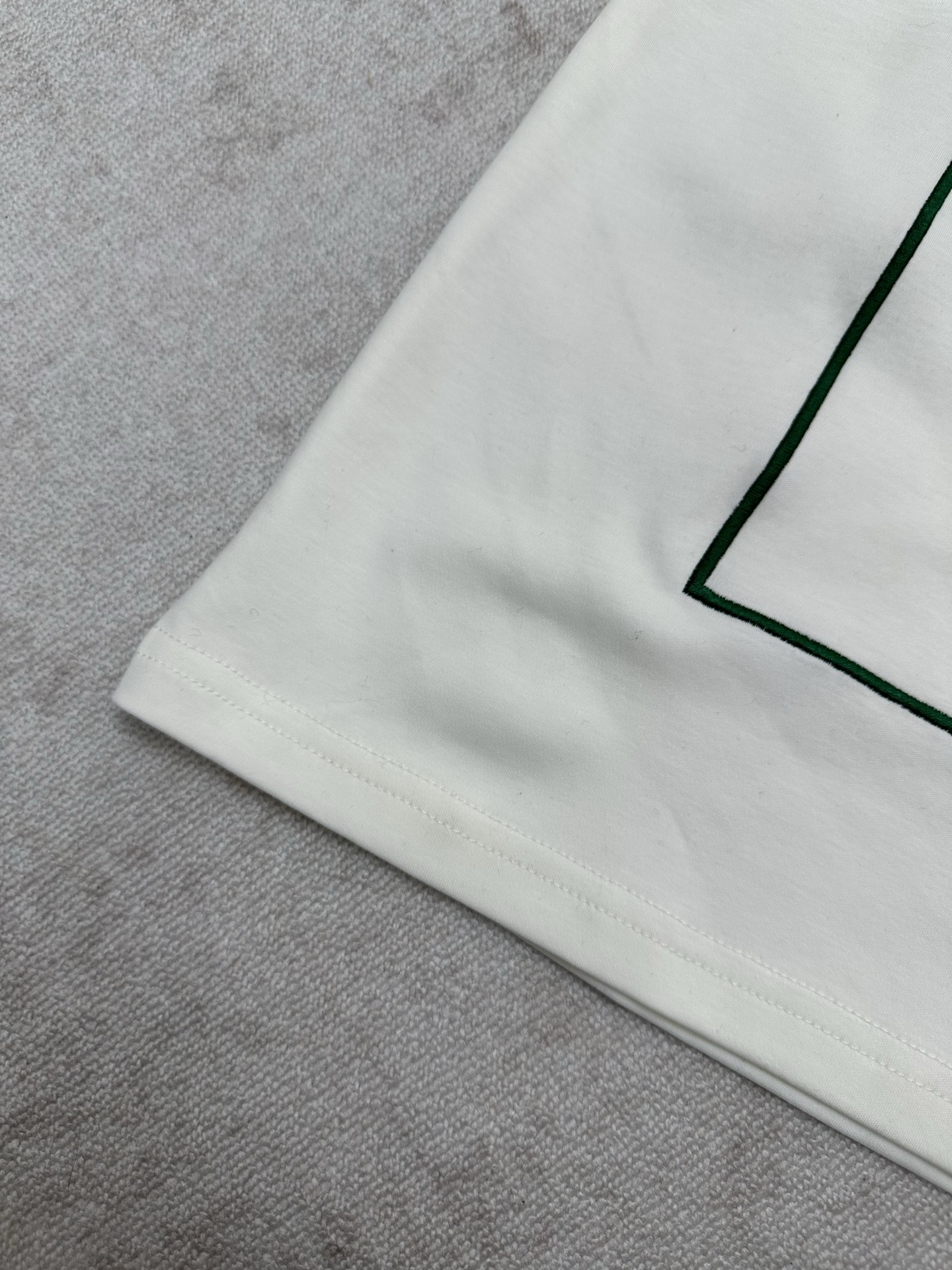 Dior 迪奥 FW26 Dior和 绘本《饥饿的毛毛虫》的联名T恤，简直是童趣与 的完美碰撞 女装