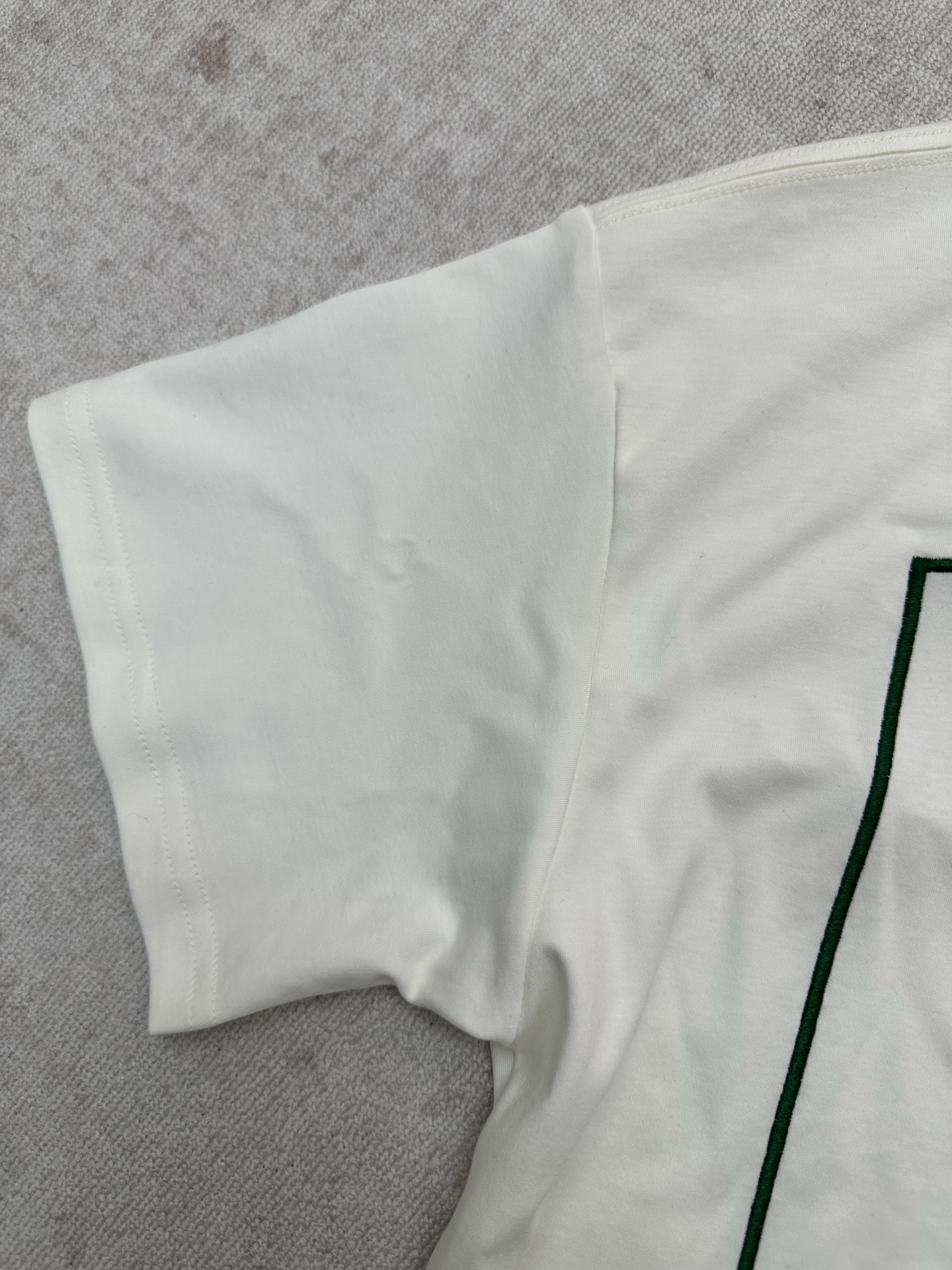 Dior 迪奥 FW26 Dior和 绘本《饥饿的毛毛虫》的联名T恤，简直是童趣与 的完美碰撞 女装