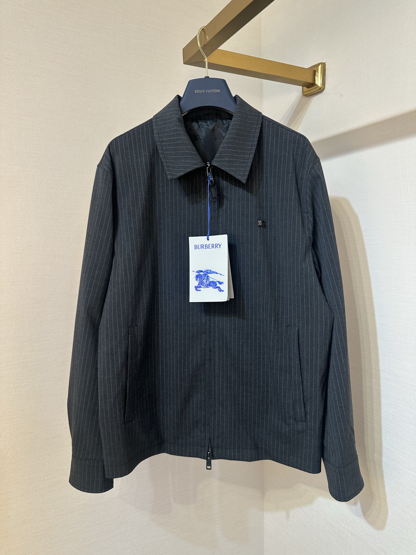 P445 Burberry SS26 Chaqueta con bordado de logo en tejido de lana a rayas Bloomsbury talla de hombre: 48.50.52.54.56