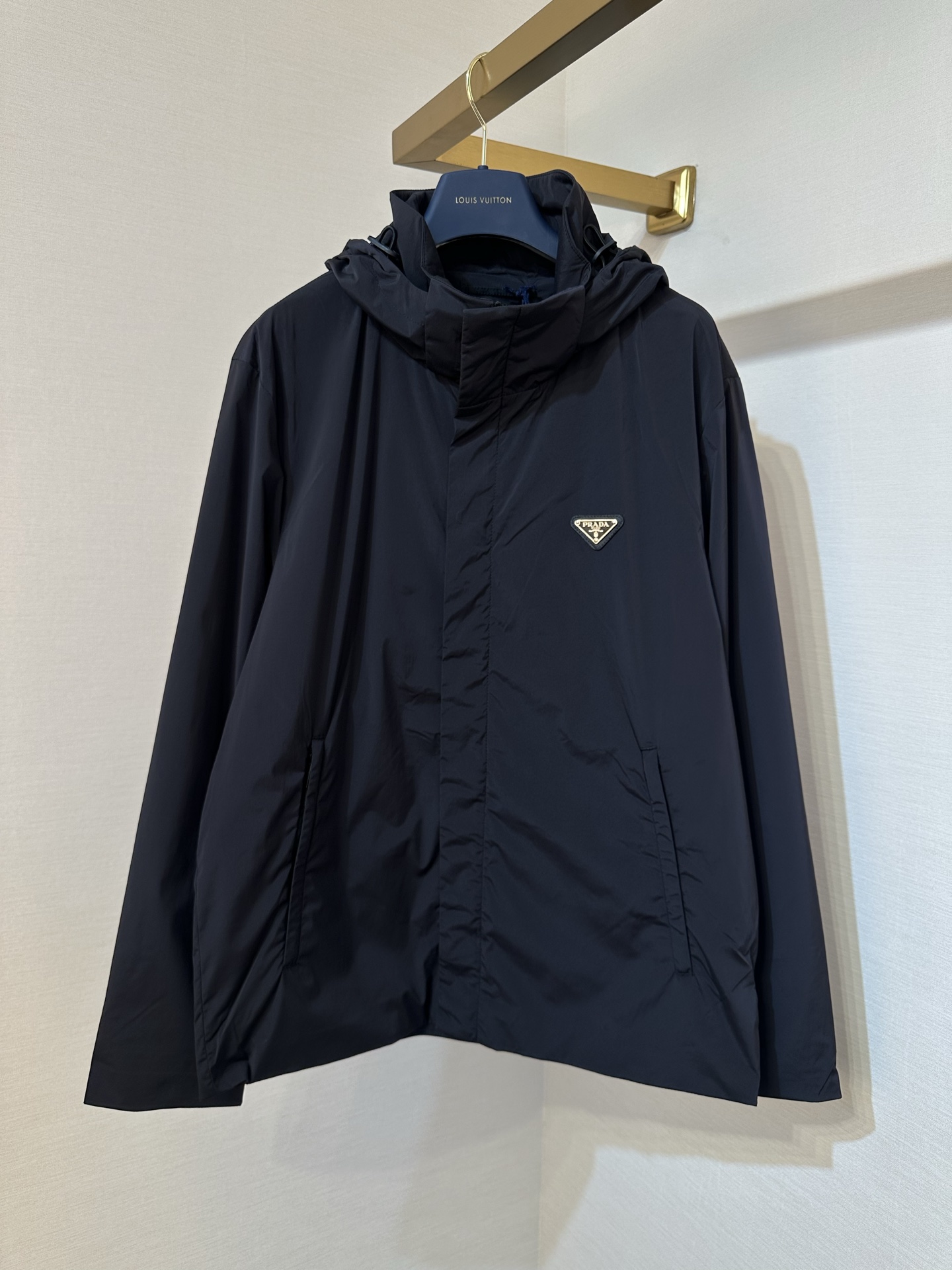 P425 Prada SS26 chaqueta de manga larga con logo y cremallera de nailon reciclado de color liso para hombre azul número…