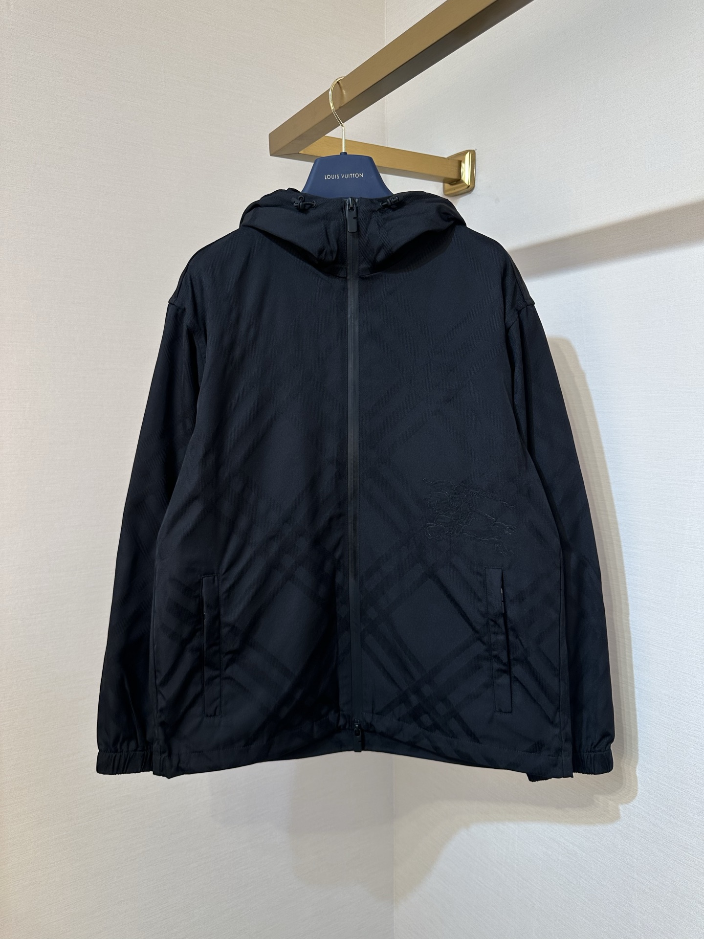 P385 Burberry SS26 chaqueta a cuadros con cremallera de color liso para hombre negro número de código: 48.50.52.54.56
