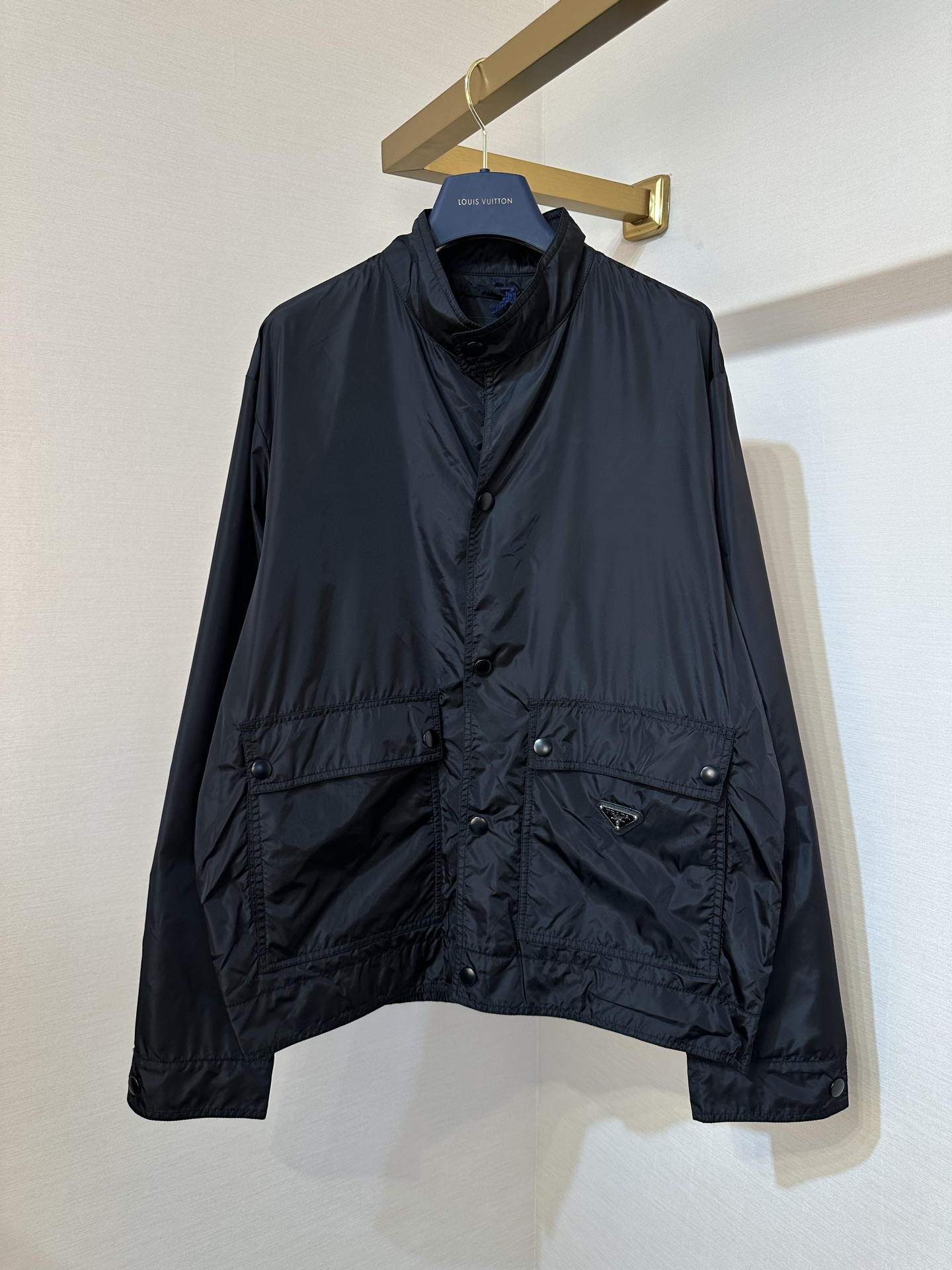 P365 PRADA Chaqueta de manga larga con botones a presión de color sólido de nailon regenerado para hombre Negro Talla n…