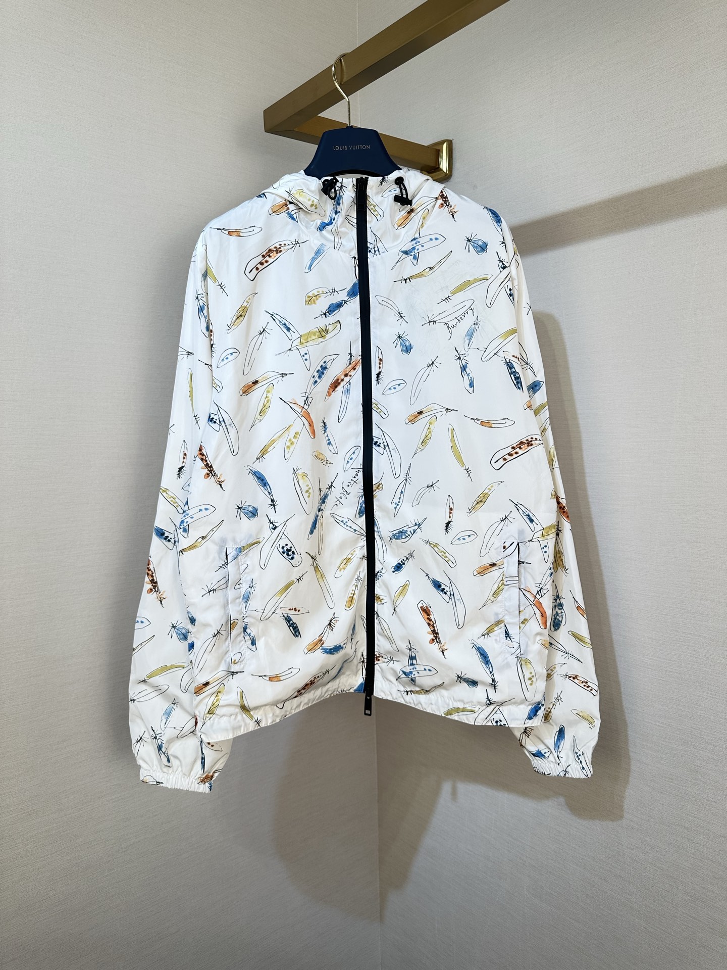 Chaqueta con estampado de plumas unisex P300 Burberry 🎨Burberry colaboró ​​con el ilustrador británico Quentin Blake, …