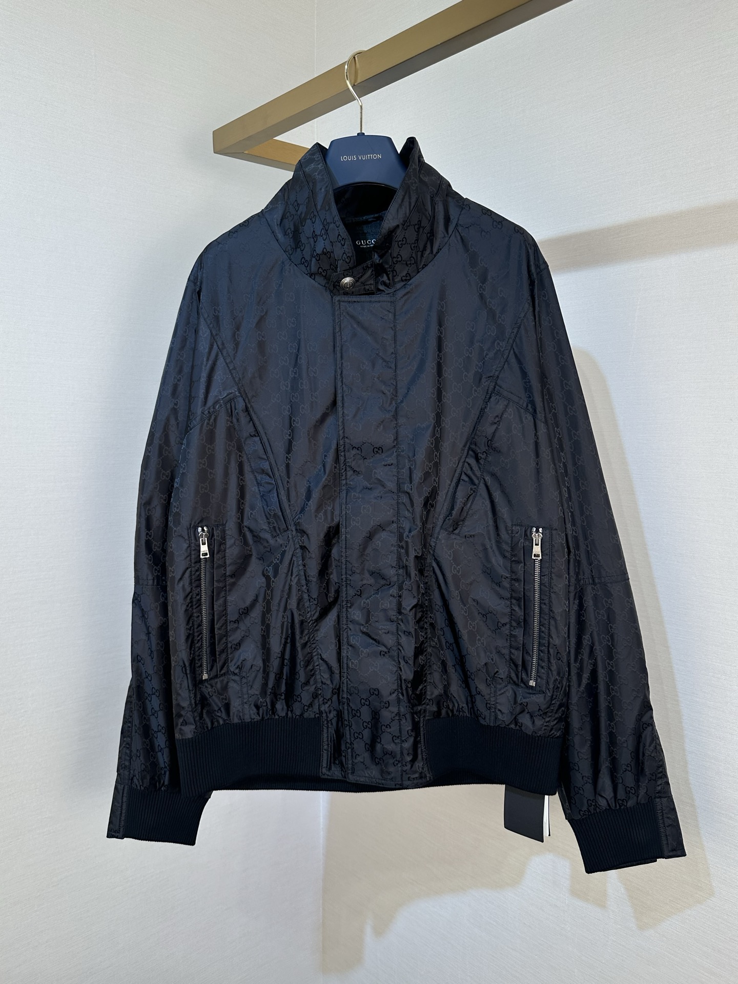 P505 G家 Chaqueta de manga larga con cremallera de nailon GG de la serie SS26 La Famiglia. Tallas: 48, 50, 52, 54, 56