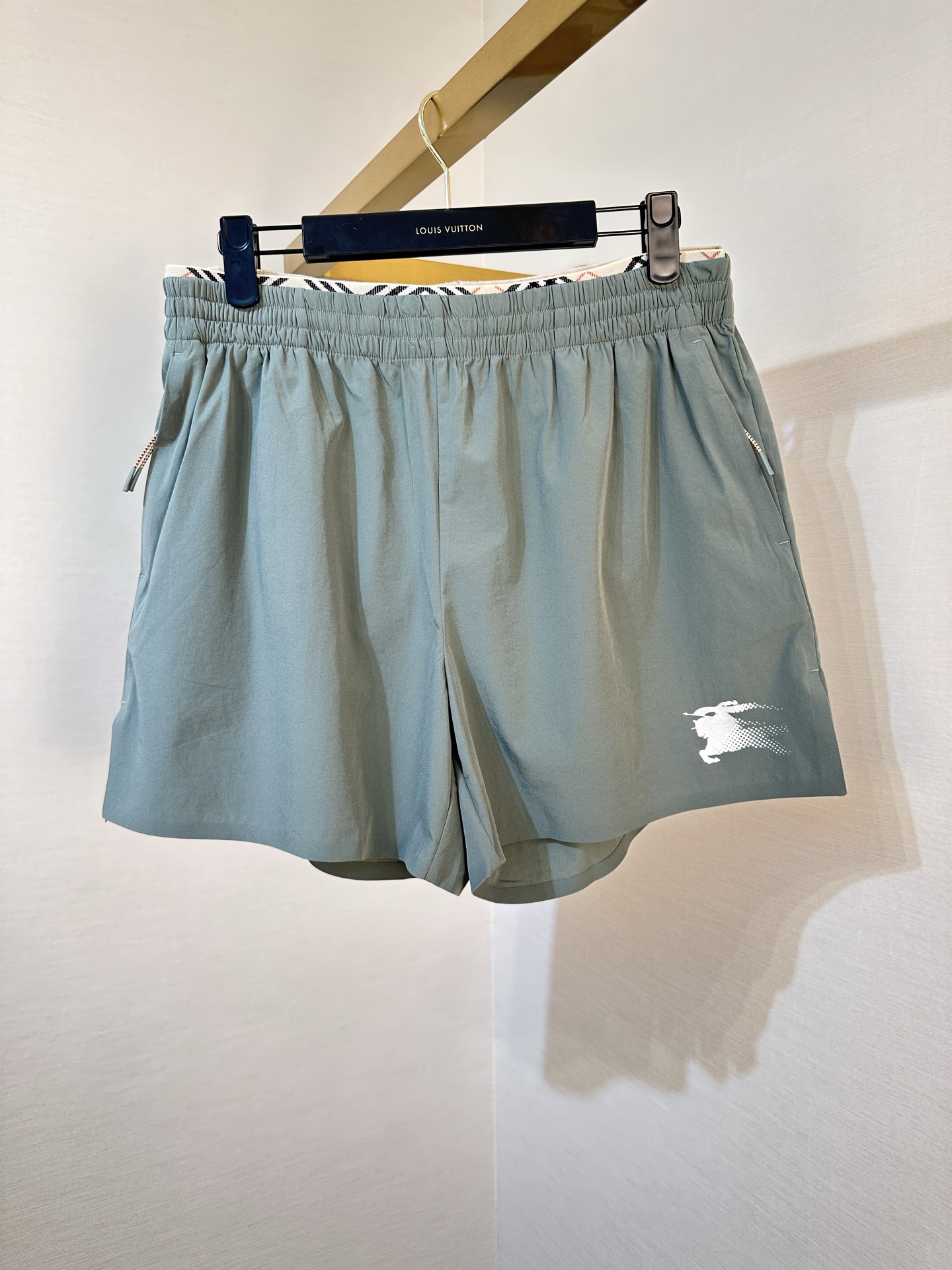 P190 Burberry. 26 pantalones cortos nuevos están hechos de tela de nailon suave y elástico. Incorpora correas elásticas…