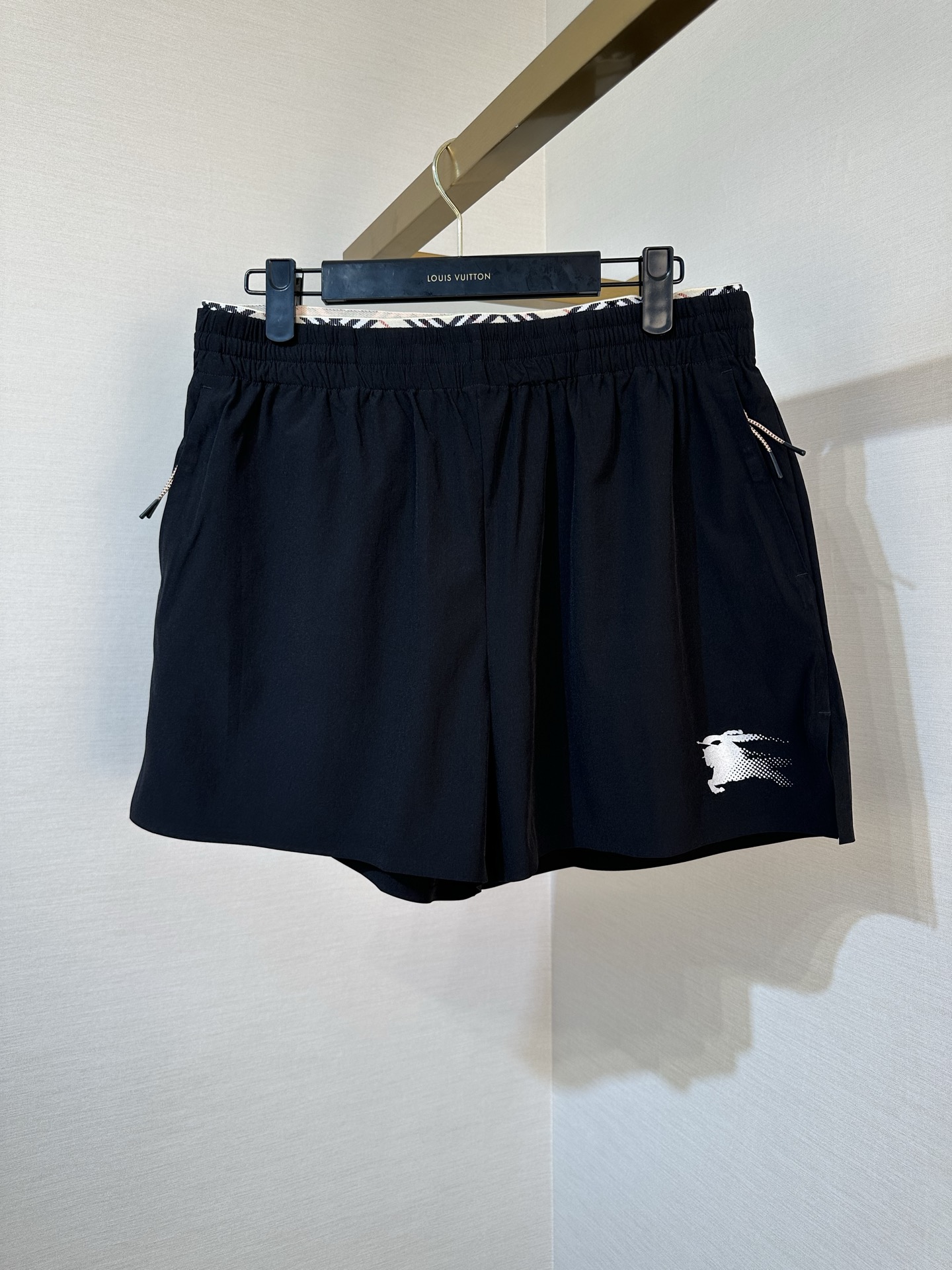 P190 Burberry. 26 pantalones cortos nuevos están hechos de tela de nailon suave y elástico. Incorpora correas elásticas…