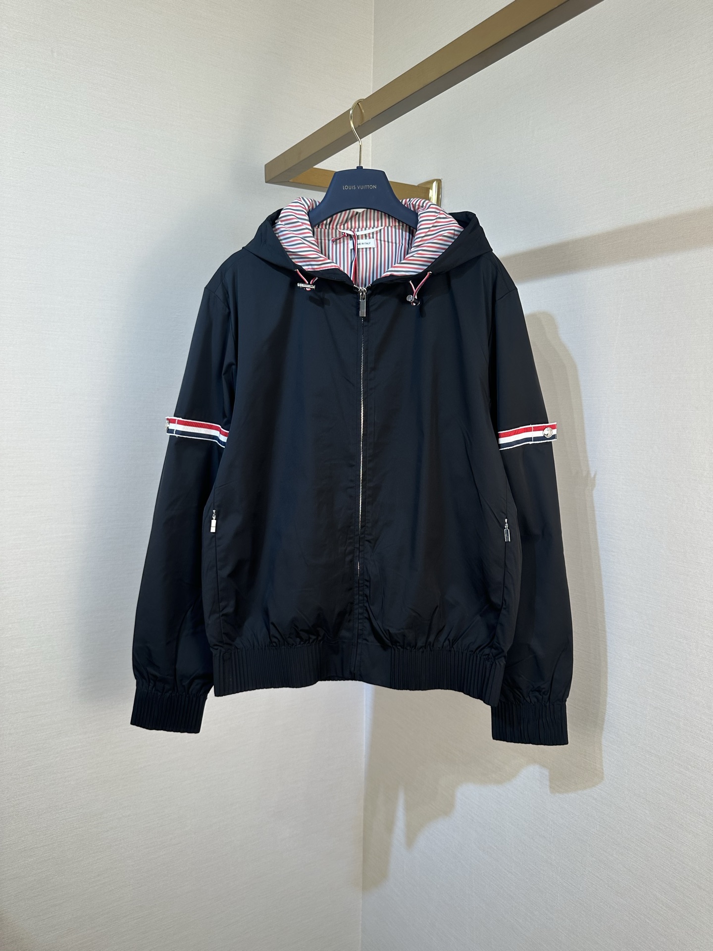 P355 THOM BROWNE Tom Brown sudadera con capucha y cremallera de manga larga ajustada chaqueta exterior para hombre negr…
