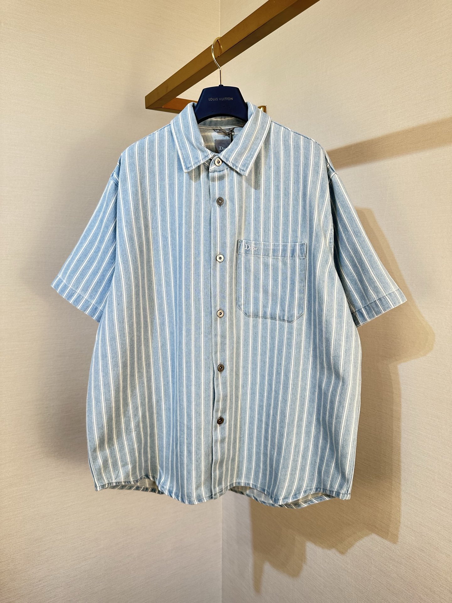 P190 26 Camisa de abrigo nueva decorada con estampados clásicos. Confeccionado en sarga de algodón a rayas azules, pres…