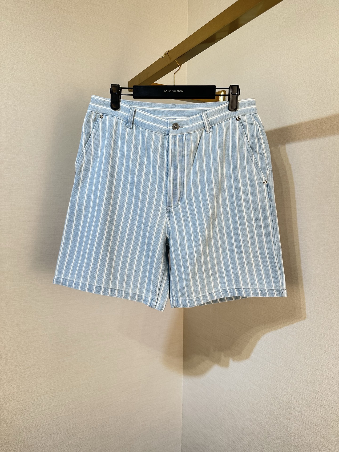 Los pantalones cortos nuevos P190 Dior 26 son un artículo clásico. Confeccionado en sarga de algodón a rayas azules, cu…