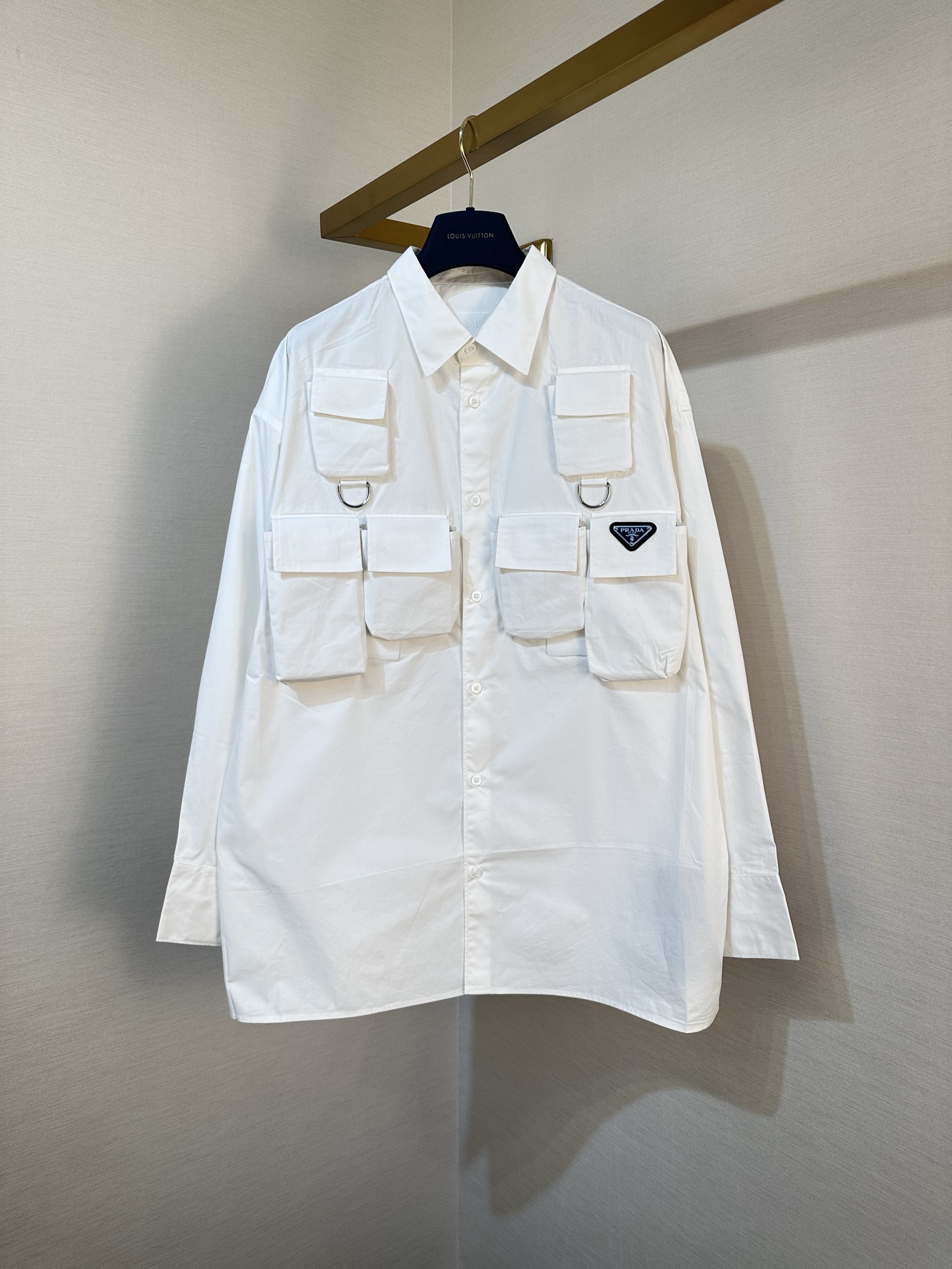 P290 Prada camisa de manga larga de un solo botón con cuello y múltiples bolsillos de color sólido para hombre, blanco,…