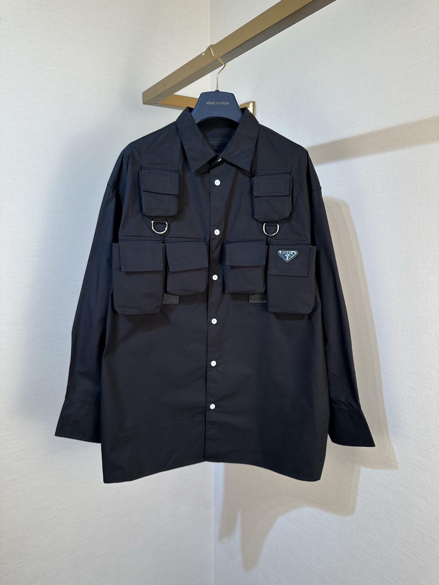 P290 Prada camisa de manga larga de un solo botón con cuello y múltiples bolsillos de color sólido para hombre, blanco,…