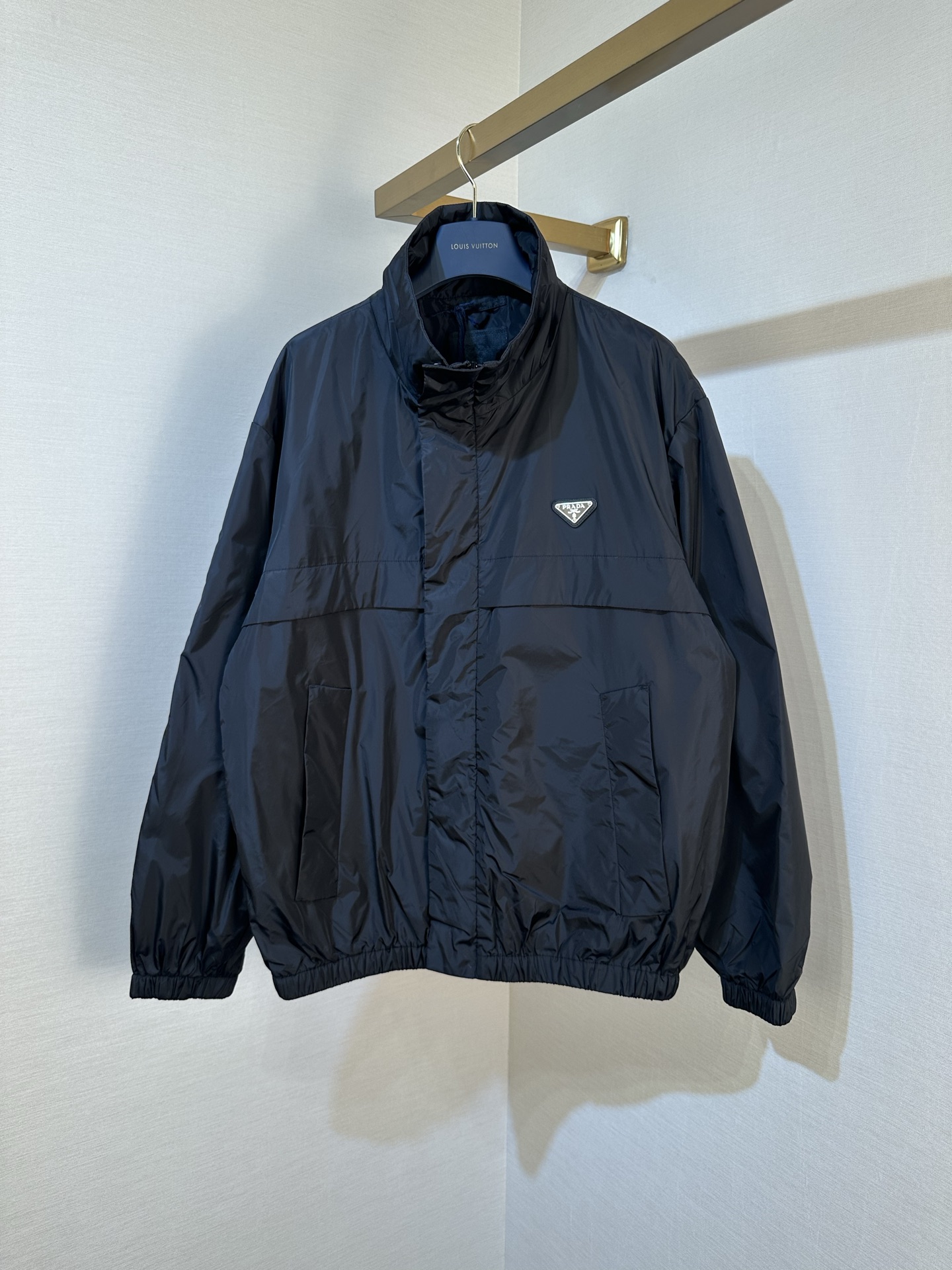 P370 Prada chaqueta de manga larga holgada con cuello alto y cremallera de color sólido para hombre, tallas: 48.50.52.5…