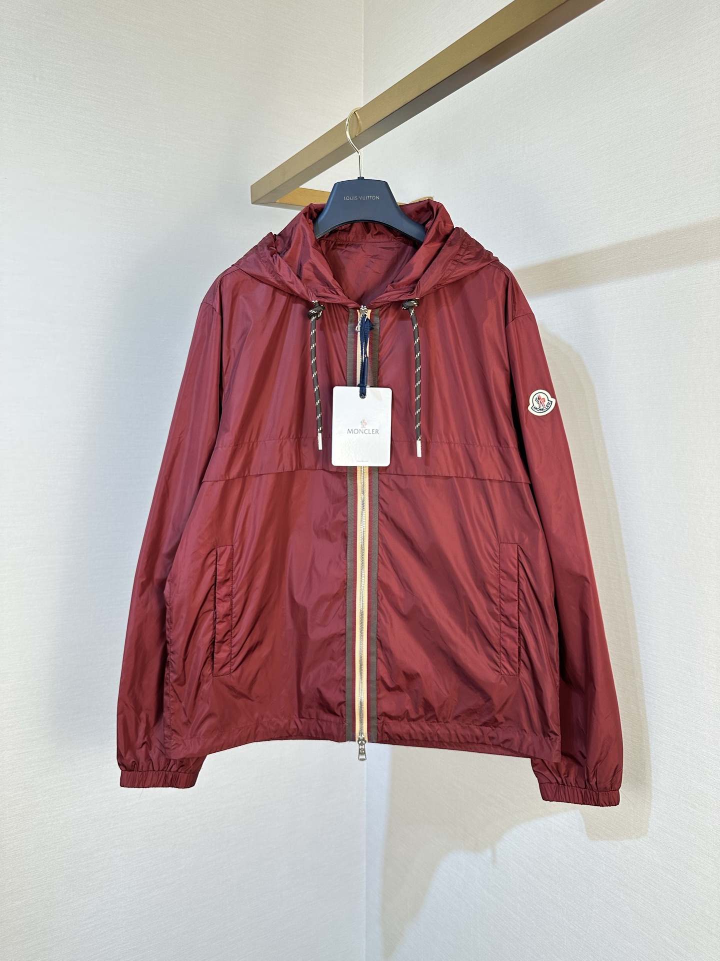 P405 Montcler SS26 Coquelicot Hooded Jacket chaqueta de exterior con capucha, cremallera, transpirable e impermeable, m…