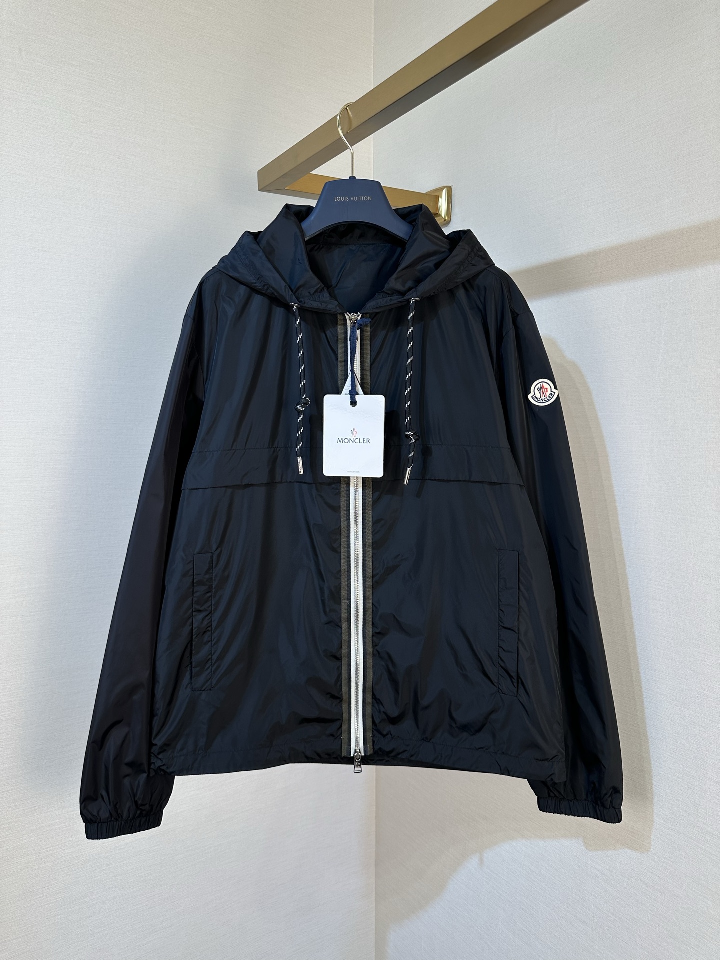 P405 Montcler SS26 Coquelicot Hooded Jacket chaqueta de exterior con capucha, cremallera, transpirable e impermeable, m…