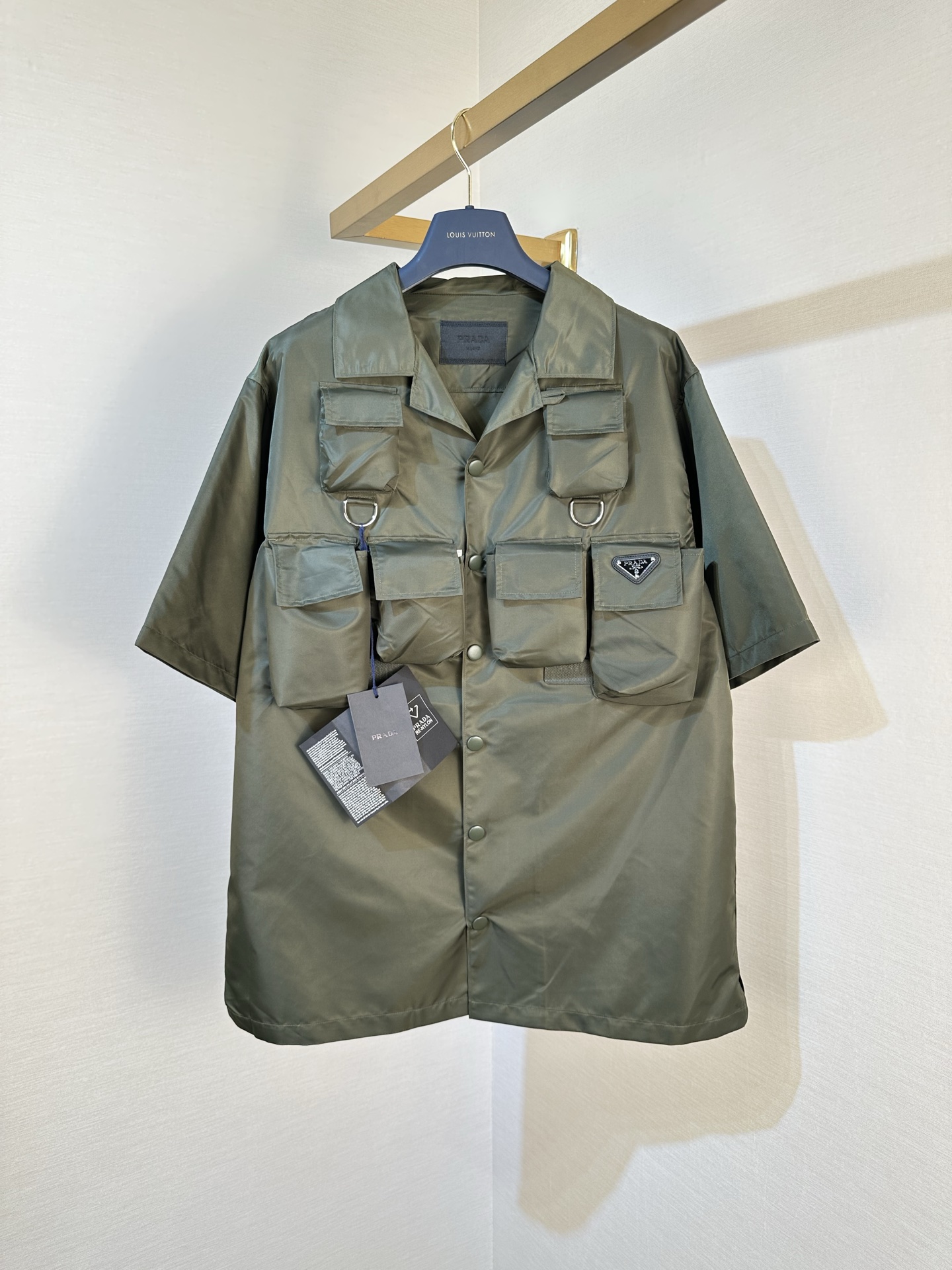 P280 Prada camisa de manga corta con botones, cuello y bolsillos de color sólido para hombre, verde, tallas: 48.50.52.5…