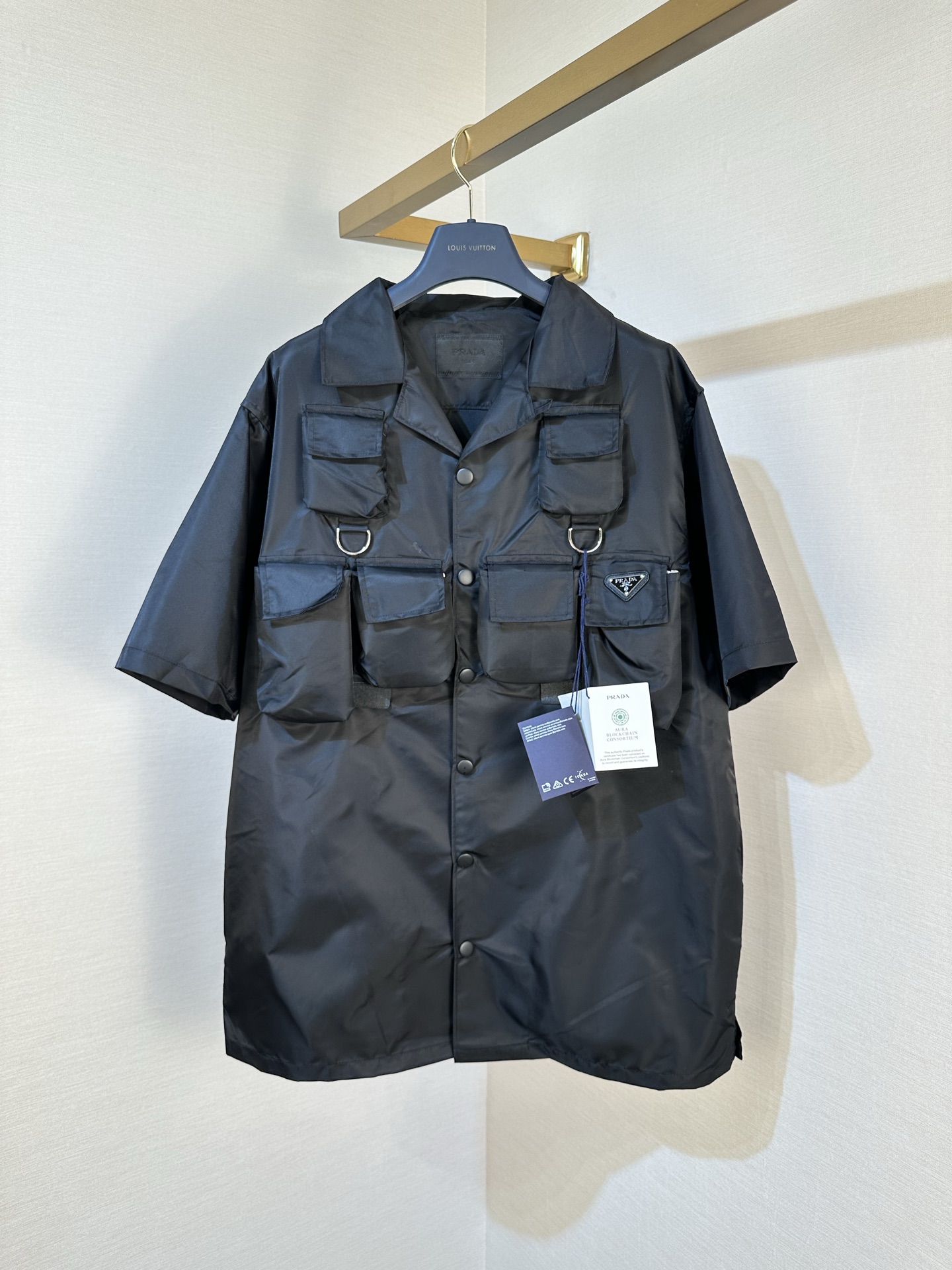 P280 Prada camisa de manga corta con botones, cuello y bolsillos de color sólido para hombre, negro, tallas: 48.50.52.5…