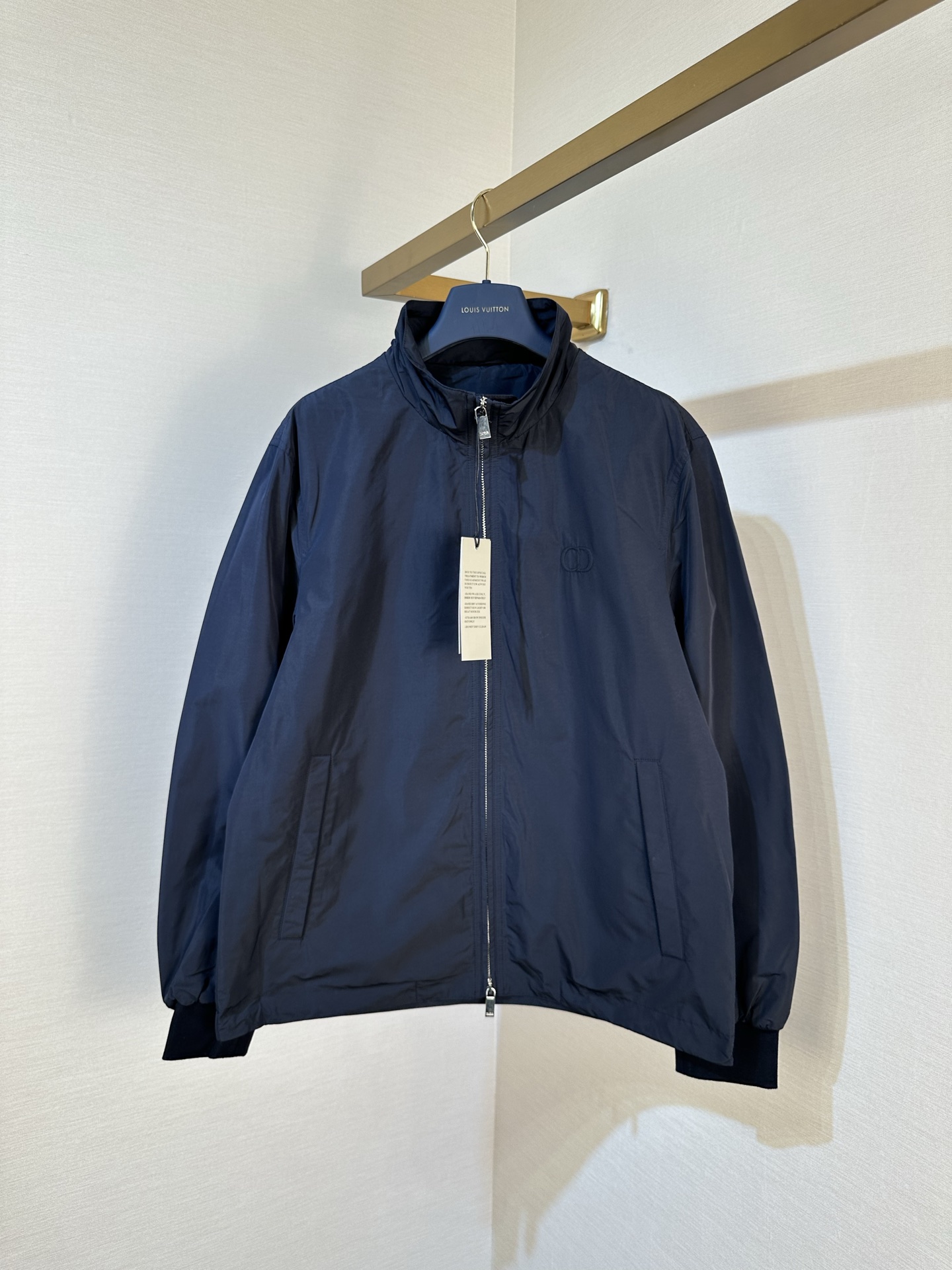 P400 Dior Essentials Series CD Icon Chaqueta de manga larga con cuello alto y cremallera bordada en color sólido Número…