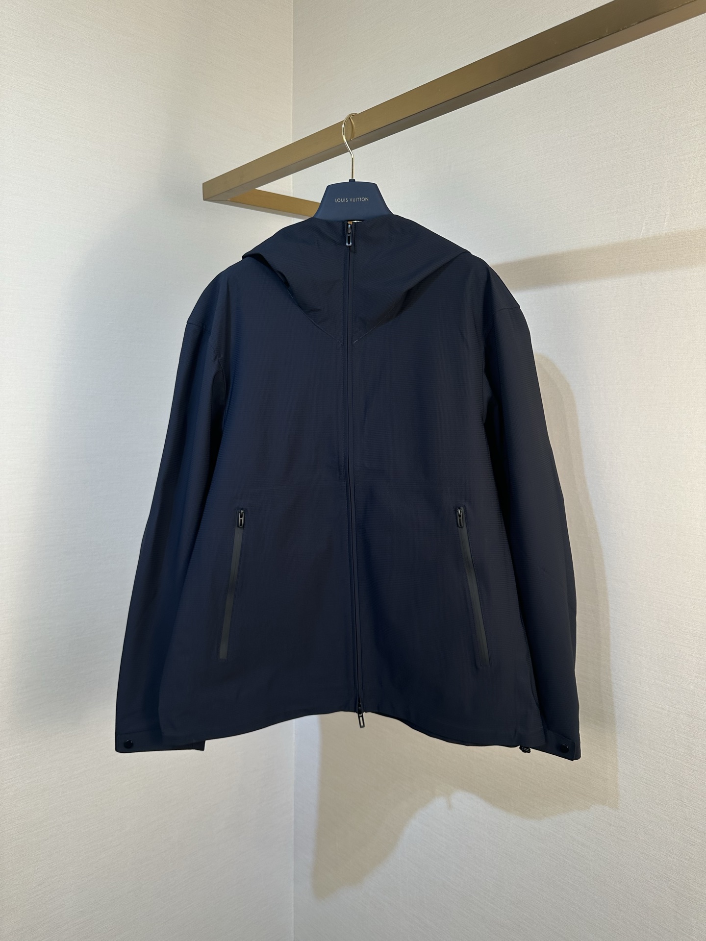 P415 Armani 26 nuevo modelo EMPORIO ARMANI chaqueta con capucha, añade sensación casual, cremallera frontal s…