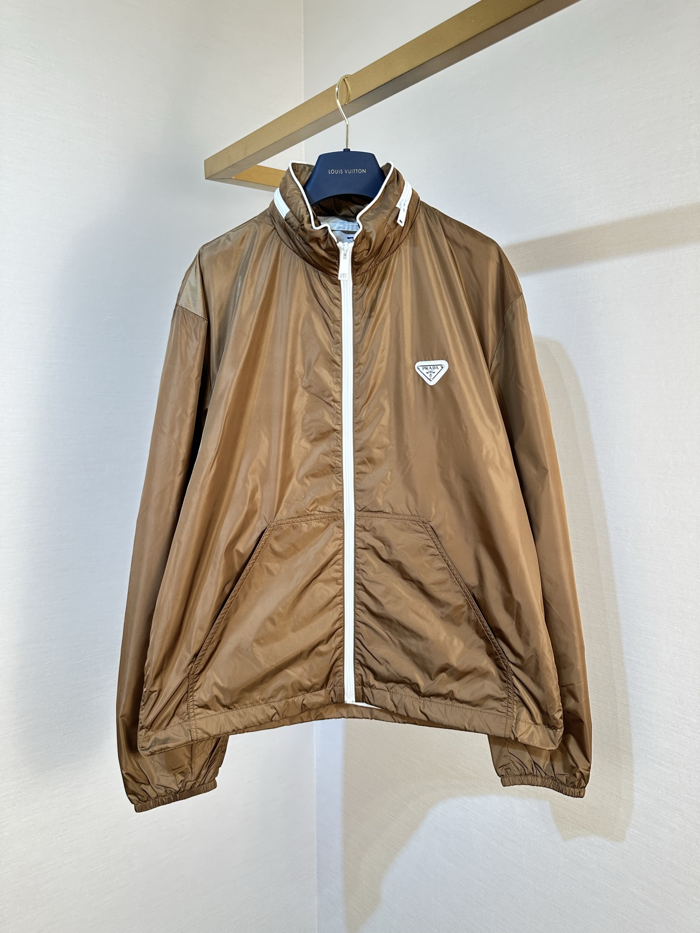 P360 Prada Re-Nylon chaqueta con cremallera y logotipo triangular de nailon regenerado para hombre, marrón, tallas: 48.…