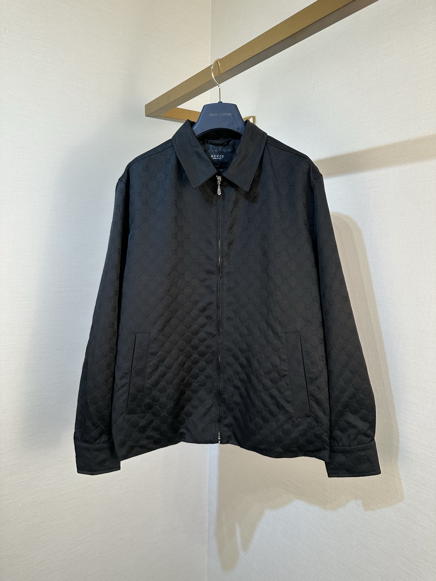 P400 G Home Chaqueta con solapa GG con patrón oscuro Una chaqueta pequeña de jacquard negro puro con una solapa pequeña…