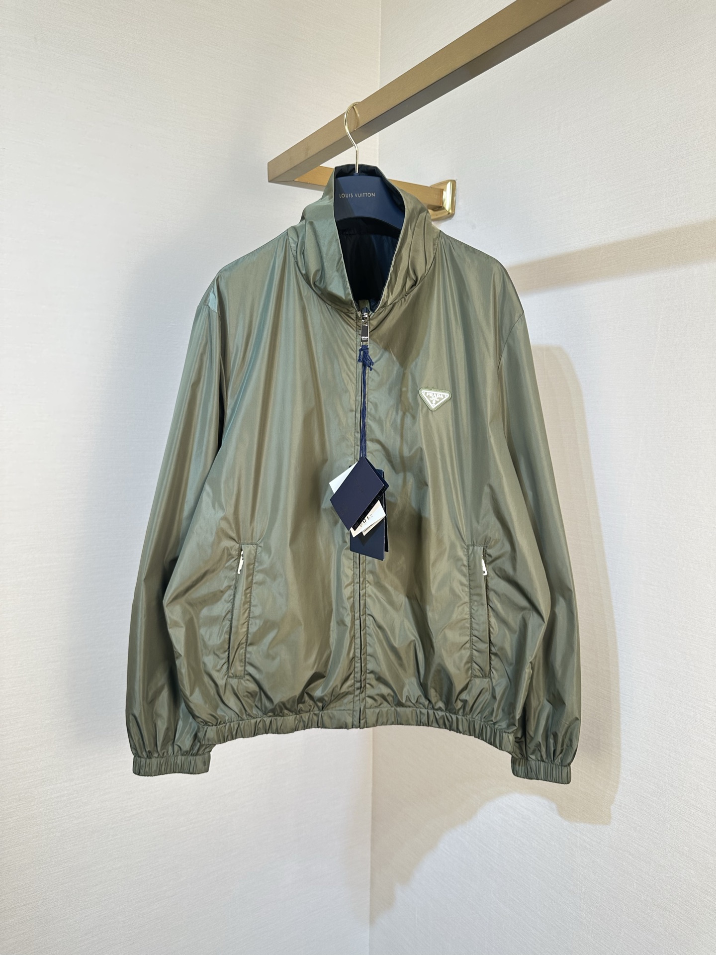 P395 Prada FW24 chaqueta de manga larga con cuello alto y cremallera de doble cara para hombre, verde, tallas: 48.50.52…