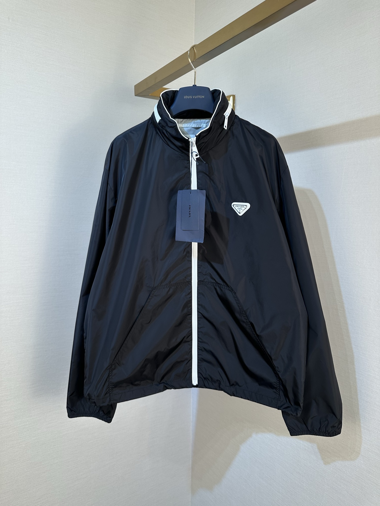 P360 PRADA Re-Nylon chaqueta con cremallera y logotipo triangular de nailon regenerado para hombre, marrón, tallas: 48.…