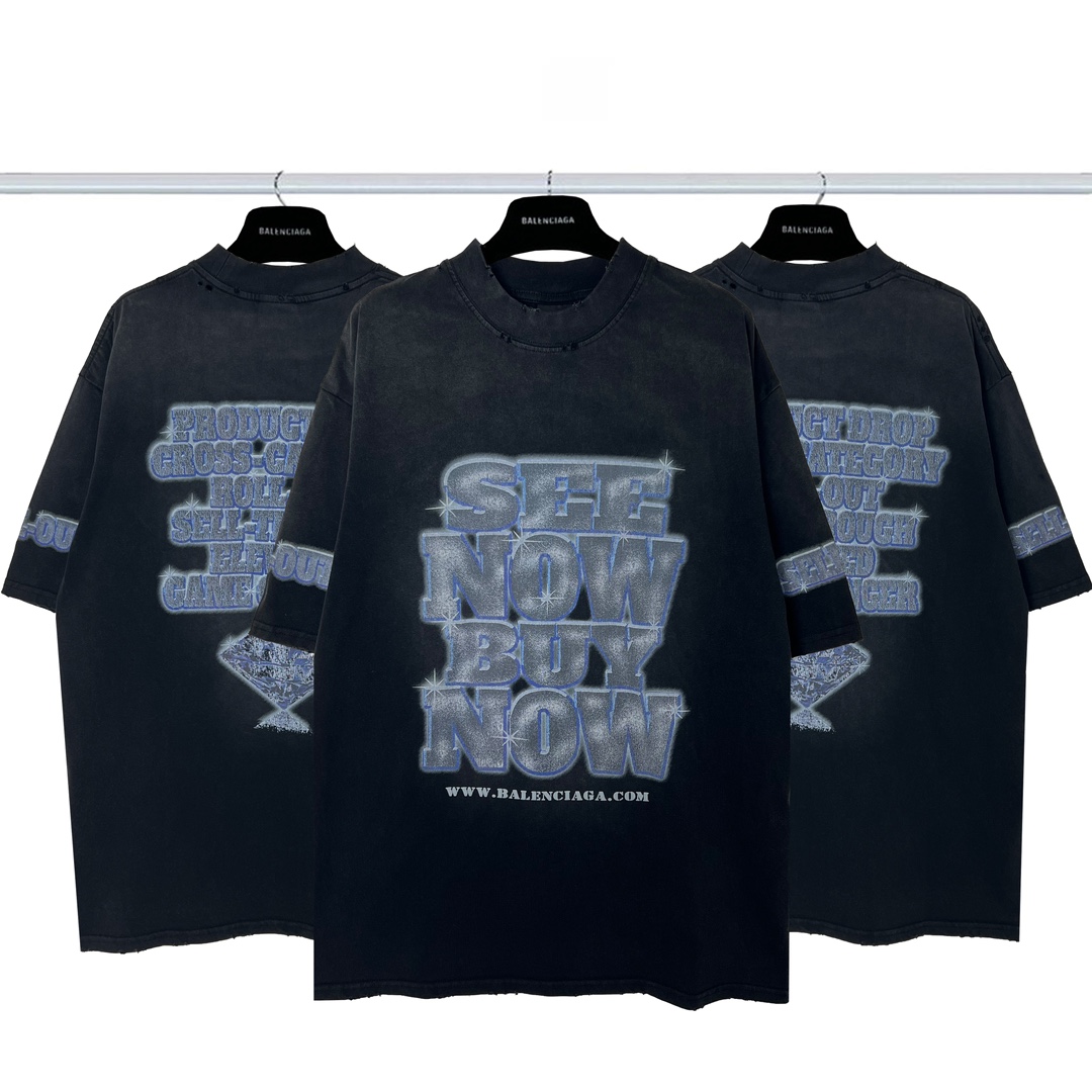 巴黎世家Balenciaga see now buy now 水洗钻石数码直喷印花短袖💰P95
23年新主麦上身 印花采用康丽直喷前后双袖直喷 菲林晒网就做了半个月 耗费5套菲林贵就贵在开发费用 人工手绘 十分耗时耗力 全身的小割破 小磨破 区别市场面料采用32s双纱精梳棉  大货三标齐+码数贴＋带Logo防尘纸
尺码:Xs-L
颜色：水洗黑