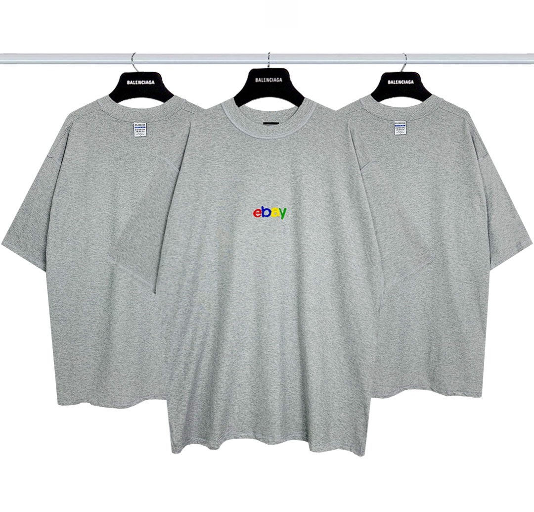 巴黎世家Balenciag ebay联名刺绣短袖💰P60
刺绣区分：田岛的机器就是牛🐮 毛巾绣的勾线感 直接拉满 有在还原正品细节真的是用尽心机 面料采用32S双纱精梳棉 厚感度十足 螺纹 袖口 下摆 大货三标齐+码数贴＋带Logo防尘纸 
尺码：Xs-L
颜色：花灰