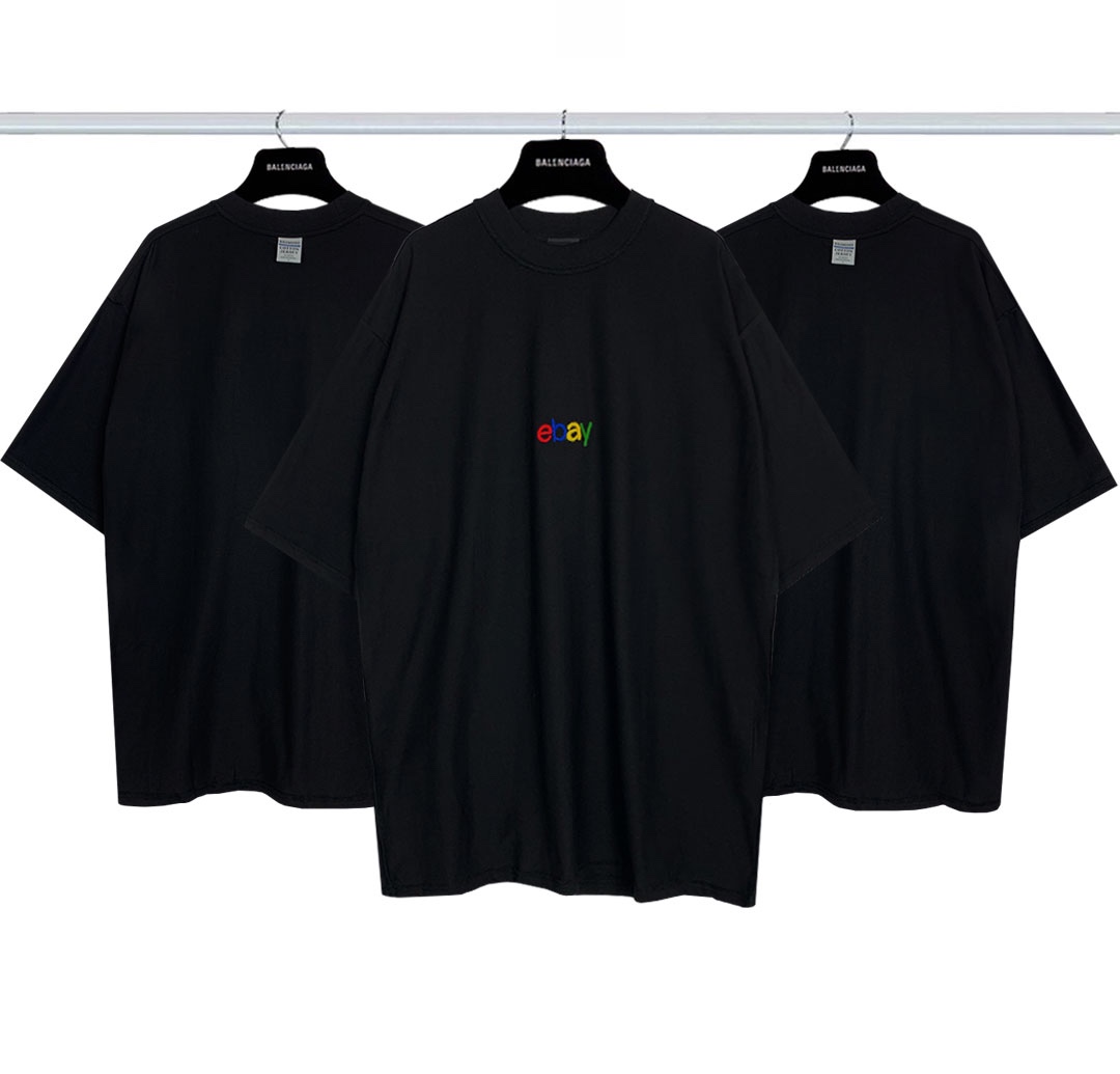 巴黎世家Balenciag ebay联名刺绣短袖💰P60
刺绣区分：田岛的机器就是牛🐮 毛巾绣的勾线感 直接拉满 有在还原正品细节真的是用尽心机 面料采用32S双纱精梳棉 厚感度十足 螺纹 袖口 下摆 大货三标齐+码数贴＋带Logo防尘纸 
尺码：Xs-L
颜色：黑色