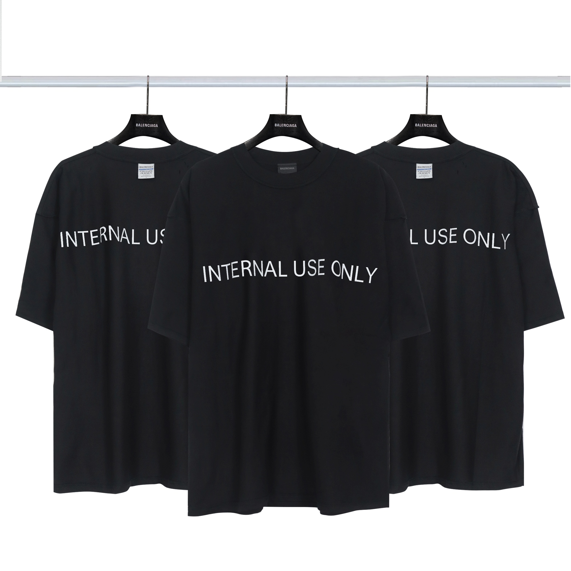 巴黎世家Balenciaga internal use only前后反光字母反车短袖💰P65
24年主麦上身 成衣简约大方前幅标识字母采用满天星变色胶浆字体随着光线折射展现不同的色泽  每一处细节都严格遵循YB 反车效果更加考验做工细节 袖口 螺纹 下摆 点对点的磨破处理 工艺拉满 面料采用32s240克 大货三标齐+码数贴＋带Logo防尘纸
尺码:Xs-L
颜色：黑色