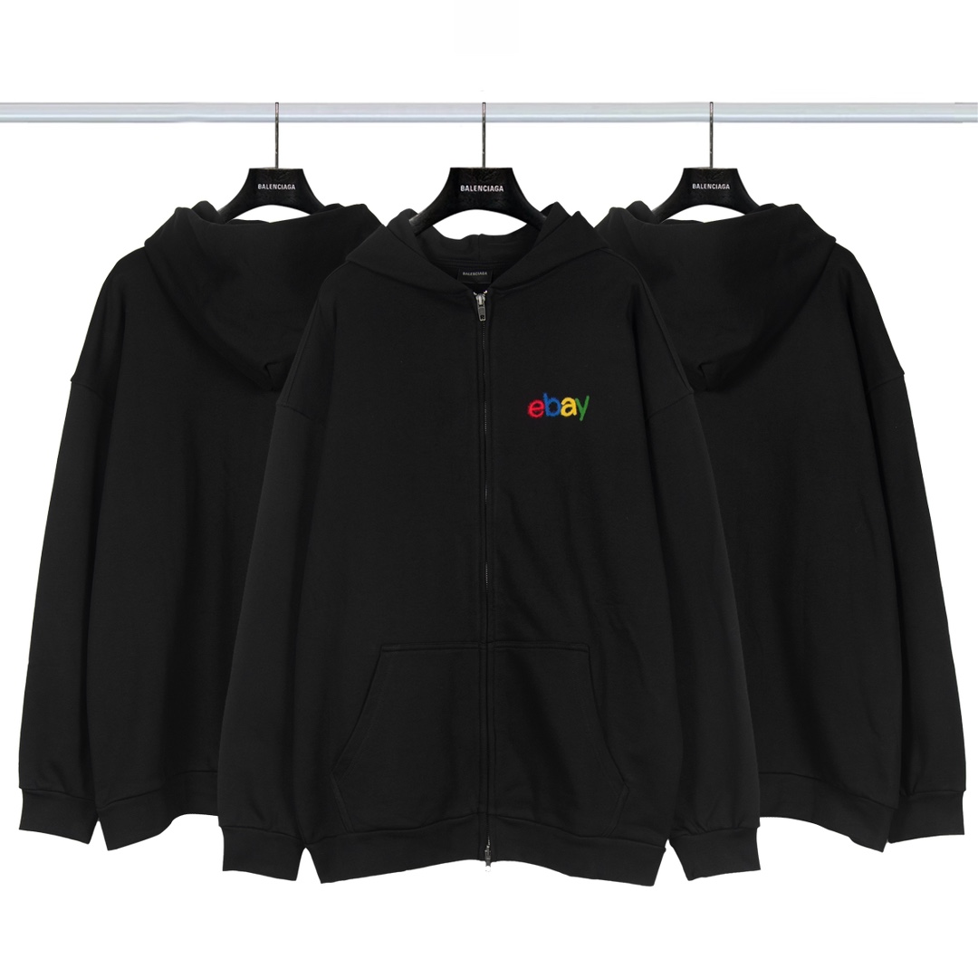 巴黎世家Balenciag ebay联名刺绣连帽卫衣💰P160
刺绣区分：田岛的机器就是牛🐮 毛巾绣的勾线感 直接拉满 有在还原正品细节真的是用尽心机 面料采用420g纯棉大卫衣精梳棉 厚感度十足 螺纹 袖口 下摆 大货三标齐+码数贴＋带Logo防尘纸 
尺码：Xs-L
颜色：黑色