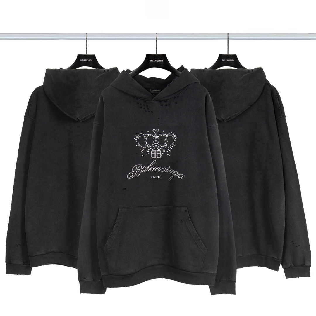 巴黎世家Balenciagg 新款皇冠烫钻洗水连帽卫衣💰P150 24年主麦上身 前后选用进口奥钻 精密排序后采用重工高温热压至衣身做工完美无瑕 颜色一致无色差 整体走线平直细腻 还原ZP 成衣烫钻 下摆 肩部 领口螺纹 点对点的小割破 小磨破 还有的都有 面料采用420克纯棉大卫衣 大货三标齐+码数贴+带Logo防尘纸 尺码:Xs-L 颜色:黑色