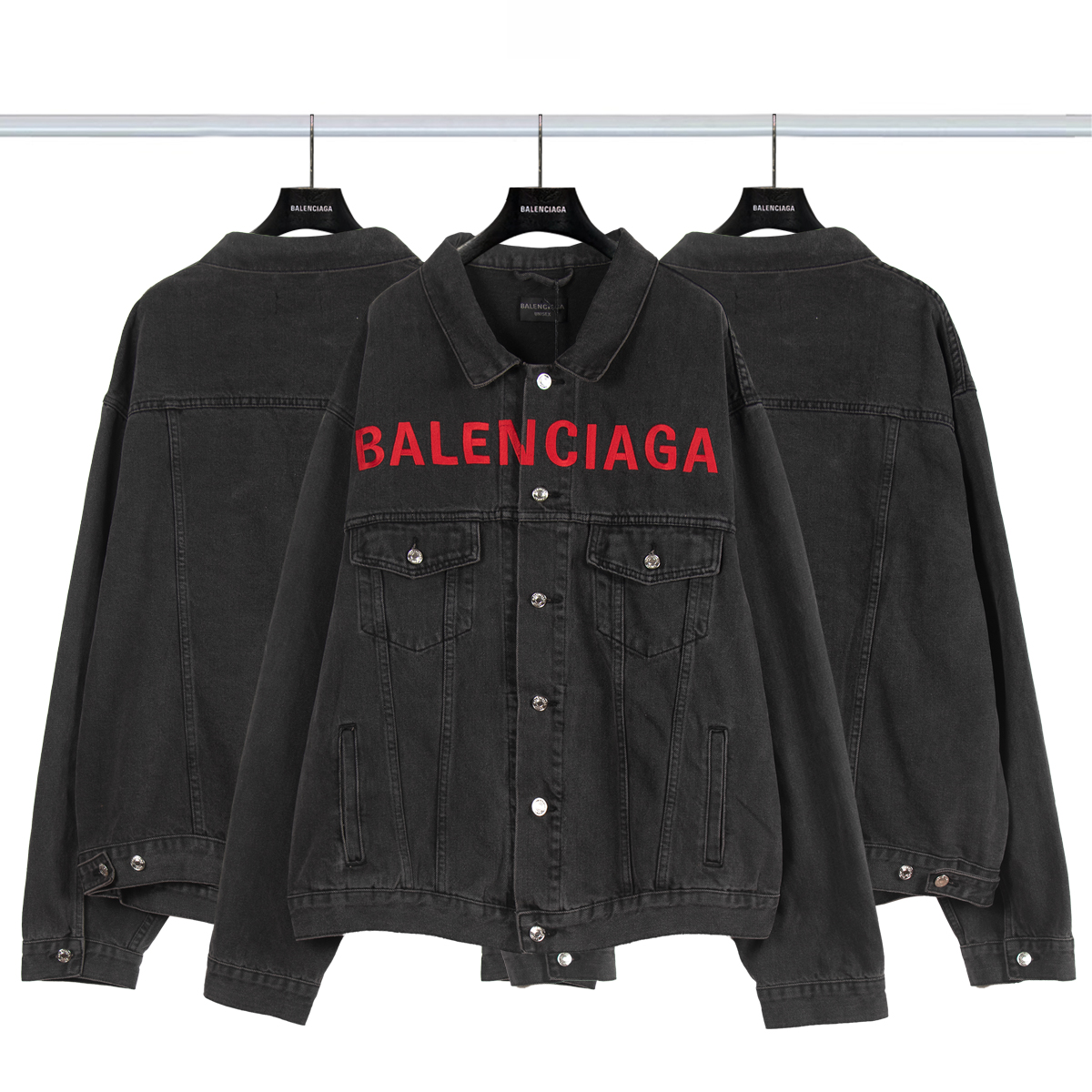 u PZW 巴黎世家Balenciag\n胸前刺绣牛仔外套\n 绣花采用田岛机器 区别市场国产机绣花跑毛不够高密 区别市场小版型牛仔 看胸围就知道 已经是还原官网尺寸大版型 （大版型一件就抵小版型.件用料）告别短款牛仔 定制的五金铜纽扣不易生锈 掉落 x的斜纹牛仔布还原正品面料 成长洗水 喷马骝 找的都是几十年经验的老师傅一件一件处理 十分耗时 \n尺码：-码\n颜色：牛仔黑