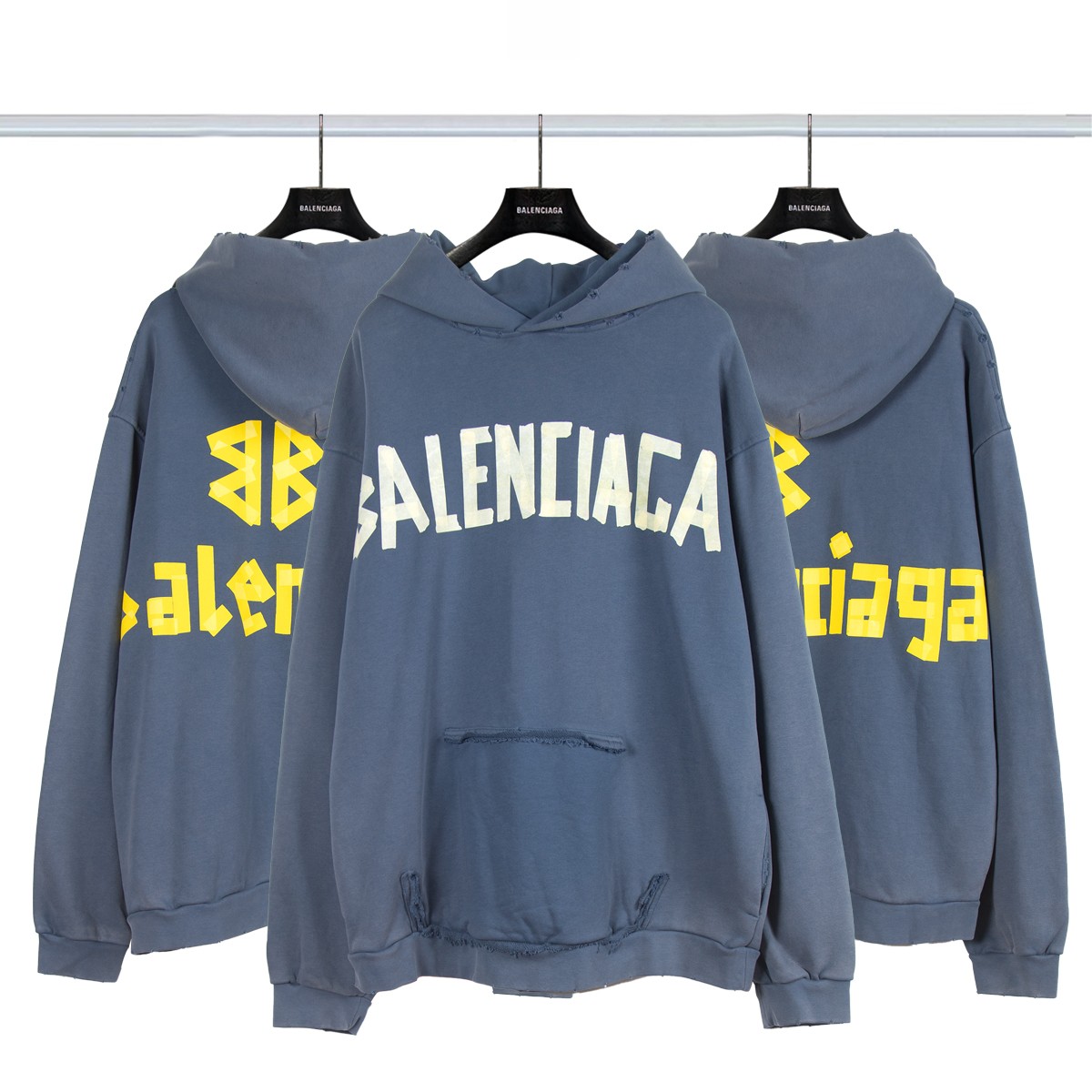 x Balenciaga巴黎世家美纹纸胶带连帽卫衣P ZE\n采用进口康丽机 只有真正的康丽机才能做出每一个细节\n区别市场版本 美纹纸的质感和背后的黄色胶带感觉都是经过多次调试才出来的 内里有侧袋/外袋人工割破/还原细节区别市场烫画工艺 真正的康丽直喷 后期成衣炒洗褪色 呈现渐变感觉 布料 同缸出 0色差 采用SZg纯棉大卫衣的布料  厚实感十足 辅料：带Logo黄油纸 三连标贴纸 大包装袋  主麦 洗水 吊牌 \n尺码：XS-L\n颜色： 中蓝色