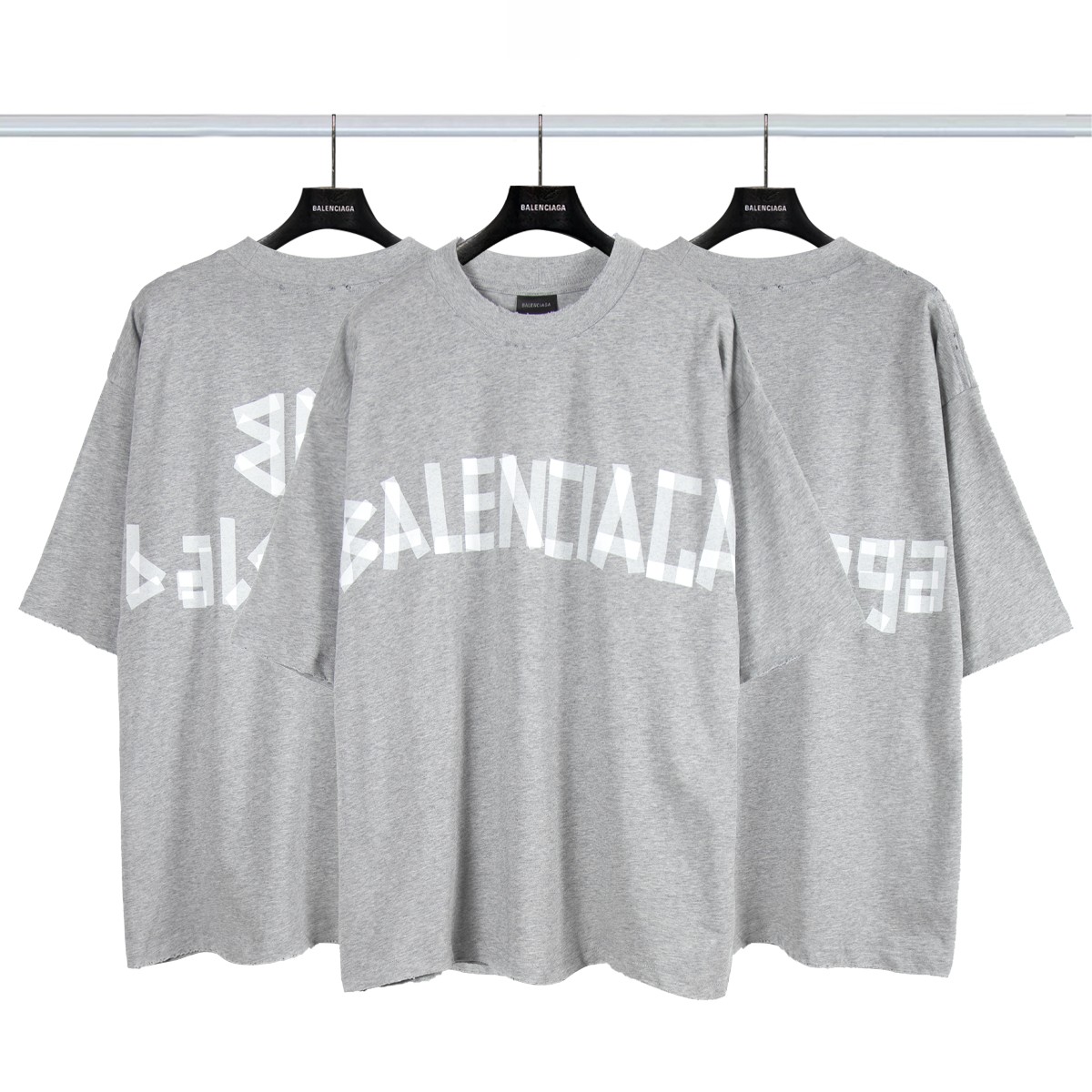 u PYS Balenciag巴黎世家美纹纸胶带短袖\n采用进口康丽机 只有真正的康丽机才能做出每一个细节\n区别市场版本 美纹纸的质感和背后的胶带感觉都是经过多次调试才出来的 区别市场烫画工艺 真正的康丽直喷新版又新增了网格效果 而且厚度加深 非常有感觉   布料 同缸出 0色差 采用SZSg重的布料  厚实感十足 辅料：带Logo黄油纸 三连标贴纸 大包装袋  主麦 洗水 吊牌 \n尺码：XS-L\n颜色： 花灰色