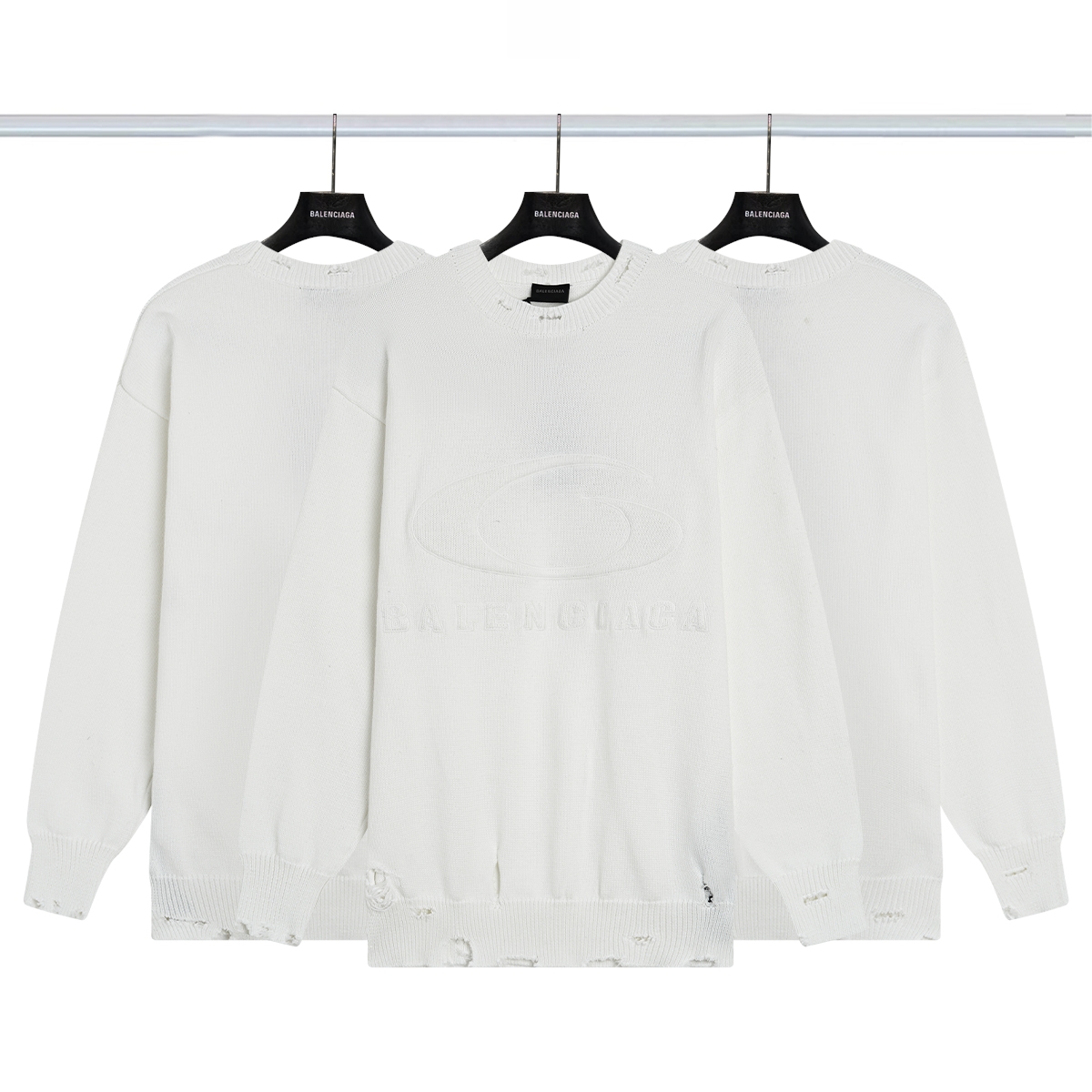 Balenciaga 巴黎世家破洞MLOOP SPORTS刺绣毛衣💰P125
①区别市场包芯纱毛料复刻版本 （区别看图打版 本款对照官网螺纹提花字母处理）
②百分百纯棉毛料 （对比去年版型又重新加长加宽）成本又提升许多
③3线定织克重高达900克 
④三标 防尘纸 二维码官网贴纸 
⑤官网尺码：XS-L
⑥颜色：米白