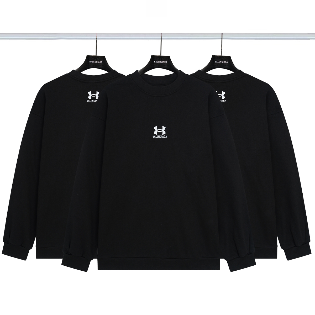 巴黎世家Balenciaga 安德玛联名刺绣圆领卫衣💰P130
 采用双股全棉420g面料 
刺绣为进口田岛万针刺绣工艺 厚感度十足 还原正品绣花饱满立体 
内插袋使用本布 区别市场滤布面料 
大货三标齐+码数贴＋带Logo防尘纸 
尺码：Xs-L
颜色：黑色