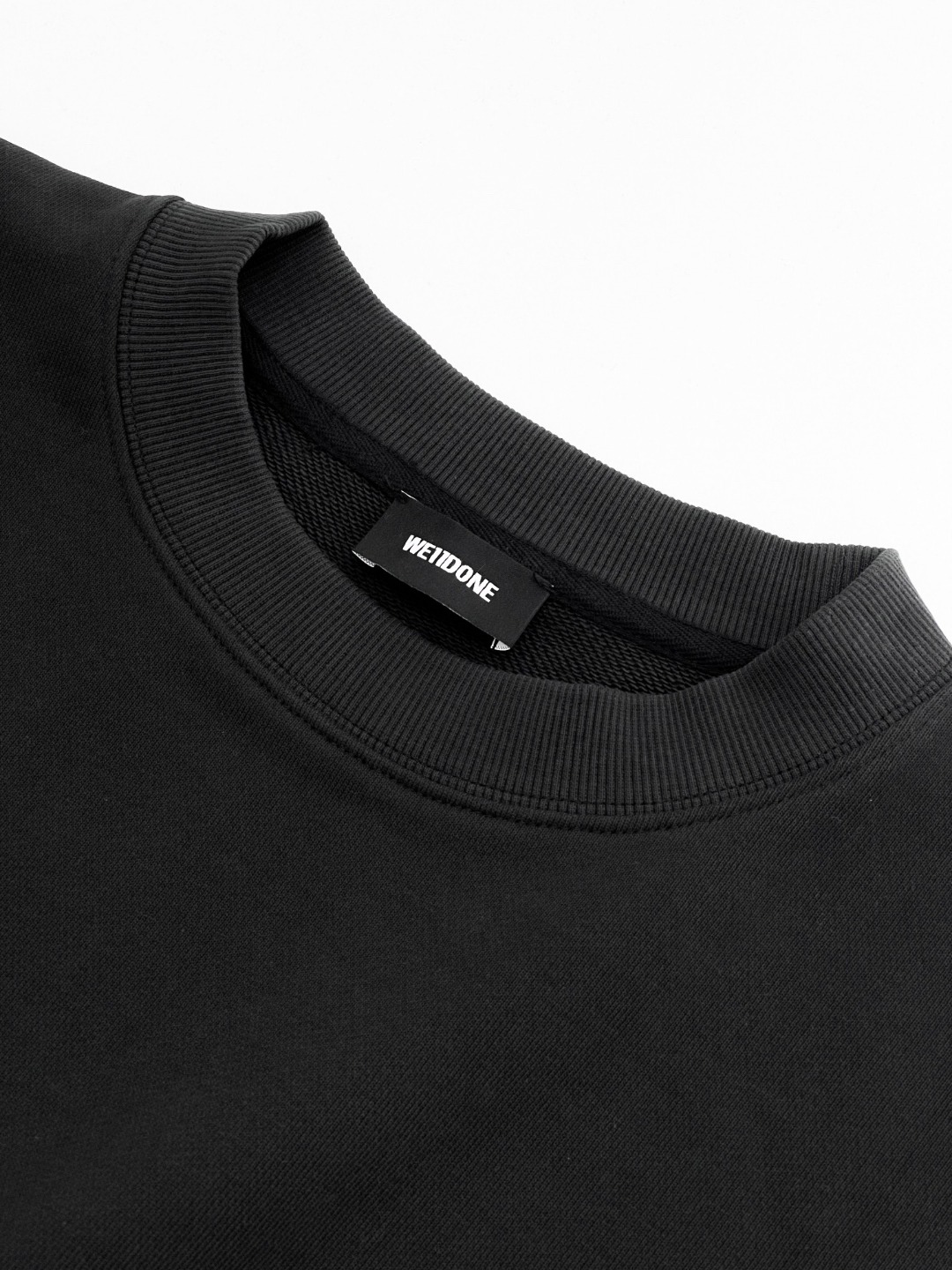 W886#P90💰
▪️WE11DONE  -新款 反光字体 印花高街潮牌美式宽松圆领卫衣男女情侣款

▪️Size：XS、S、M、L

▪️Color：黑色、白色

高版本重磅420g纯棉毛圈面料，配置齐全，全套定制的YUAN版辅料，包装袋原版标签，每个款的编码颜色都和实物对应，原版主唛➕We11吊牌➕防伪洗水唛➕防盗扣➕新款We11包装袋。 妥妥的高版本长袖卫衣。纹理清晰，质感满满，同缸定染1&times;1无色差精密纯棉螺纹，层搭叠穿，自留好货，强烈推荐~所有的辅料全部原版定制，百分百重工好货，精工立体裁剪，宽松的版型，强烈推荐~