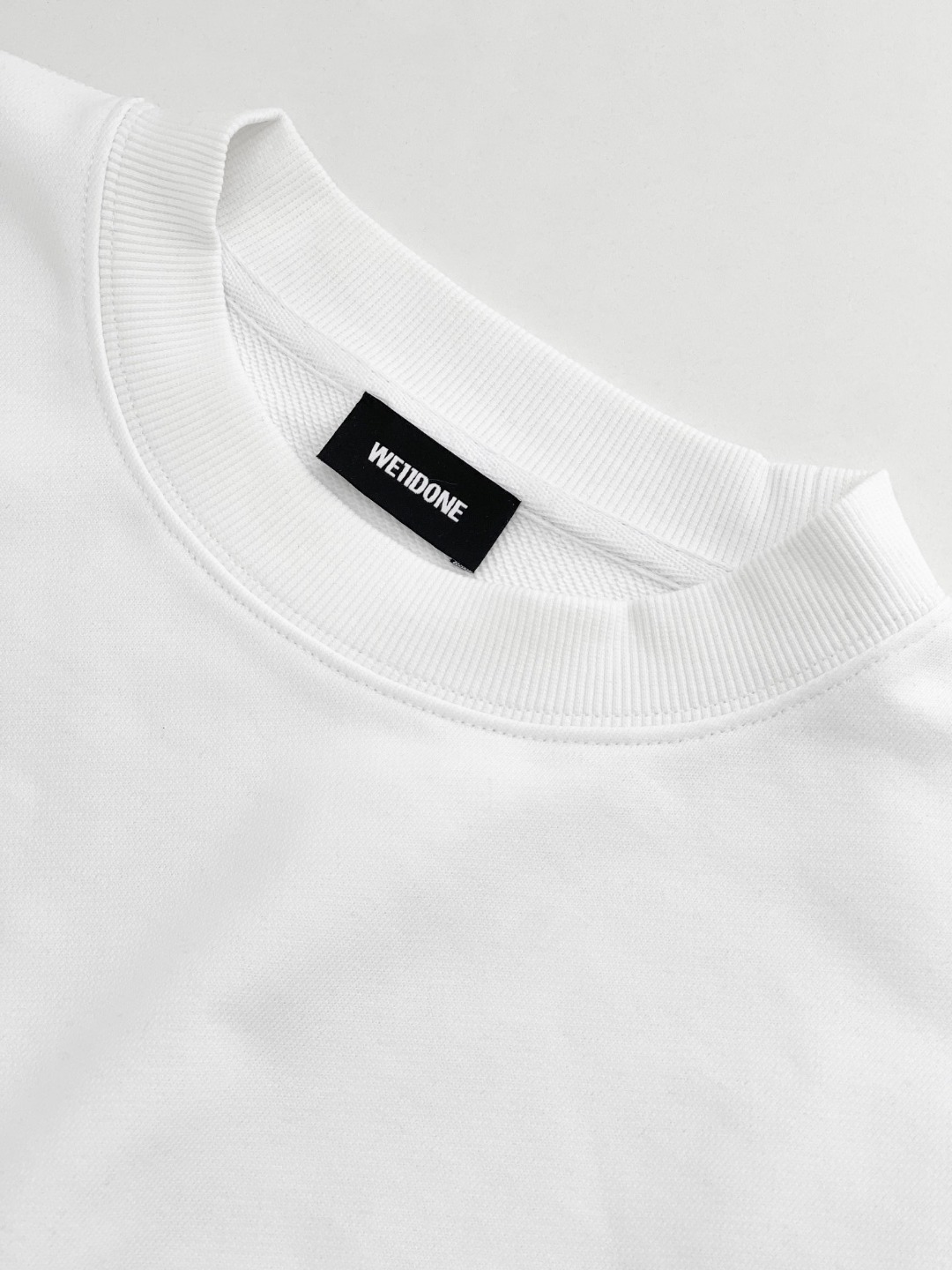 W888#P90💰
▪️WE11DONE  -新款 小LOGO字母印花高街潮牌美式宽松圆领卫衣男女情侣款

▪️Size：XS、S、M、L

▪️Color：黑色、白色

高版本重磅420g纯棉毛圈面料，配置齐全，全套定制的YUAN版辅料，包装袋原版标签，每个款的编码颜色都和实物对应，原版主唛➕We11吊牌➕防伪洗水唛➕防盗扣➕新款We11包装袋。 妥妥的高版本长袖卫衣。纹理清晰，质感满满，同缸定染1&times;1无色差精密纯棉螺纹，层搭叠穿，自留好货，强烈推荐~所有的辅料全部原版定制，百分百重工好货，精工立体裁剪，宽松的版型，强烈推荐~