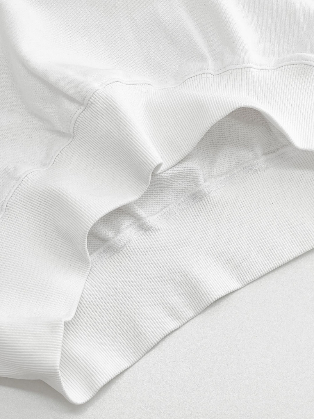 W888#P90💰
▪️WE11DONE  -新款 小LOGO字母印花高街潮牌美式宽松圆领卫衣男女情侣款

▪️Size：XS、S、M、L

▪️Color：黑色、白色

高版本重磅420g纯棉毛圈面料，配置齐全，全套定制的YUAN版辅料，包装袋原版标签，每个款的编码颜色都和实物对应，原版主唛➕We11吊牌➕防伪洗水唛➕防盗扣➕新款We11包装袋。 妥妥的高版本长袖卫衣。纹理清晰，质感满满，同缸定染1&times;1无色差精密纯棉螺纹，层搭叠穿，自留好货，强烈推荐~所有的辅料全部原版定制，百分百重工好货，精工立体裁剪，宽松的版型，强烈推荐~