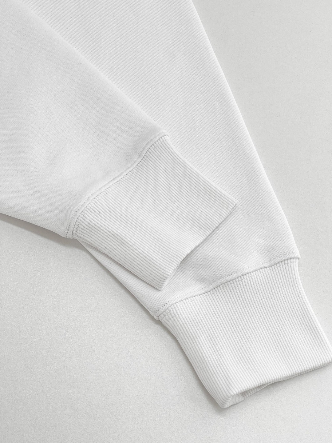 W888#P90💰
▪️WE11DONE  -新款 小LOGO字母印花高街潮牌美式宽松圆领卫衣男女情侣款

▪️Size：XS、S、M、L

▪️Color：黑色、白色

高版本重磅420g纯棉毛圈面料，配置齐全，全套定制的YUAN版辅料，包装袋原版标签，每个款的编码颜色都和实物对应，原版主唛➕We11吊牌➕防伪洗水唛➕防盗扣➕新款We11包装袋。 妥妥的高版本长袖卫衣。纹理清晰，质感满满，同缸定染1&times;1无色差精密纯棉螺纹，层搭叠穿，自留好货，强烈推荐~所有的辅料全部原版定制，百分百重工好货，精工立体裁剪，宽松的版型，强烈推荐~