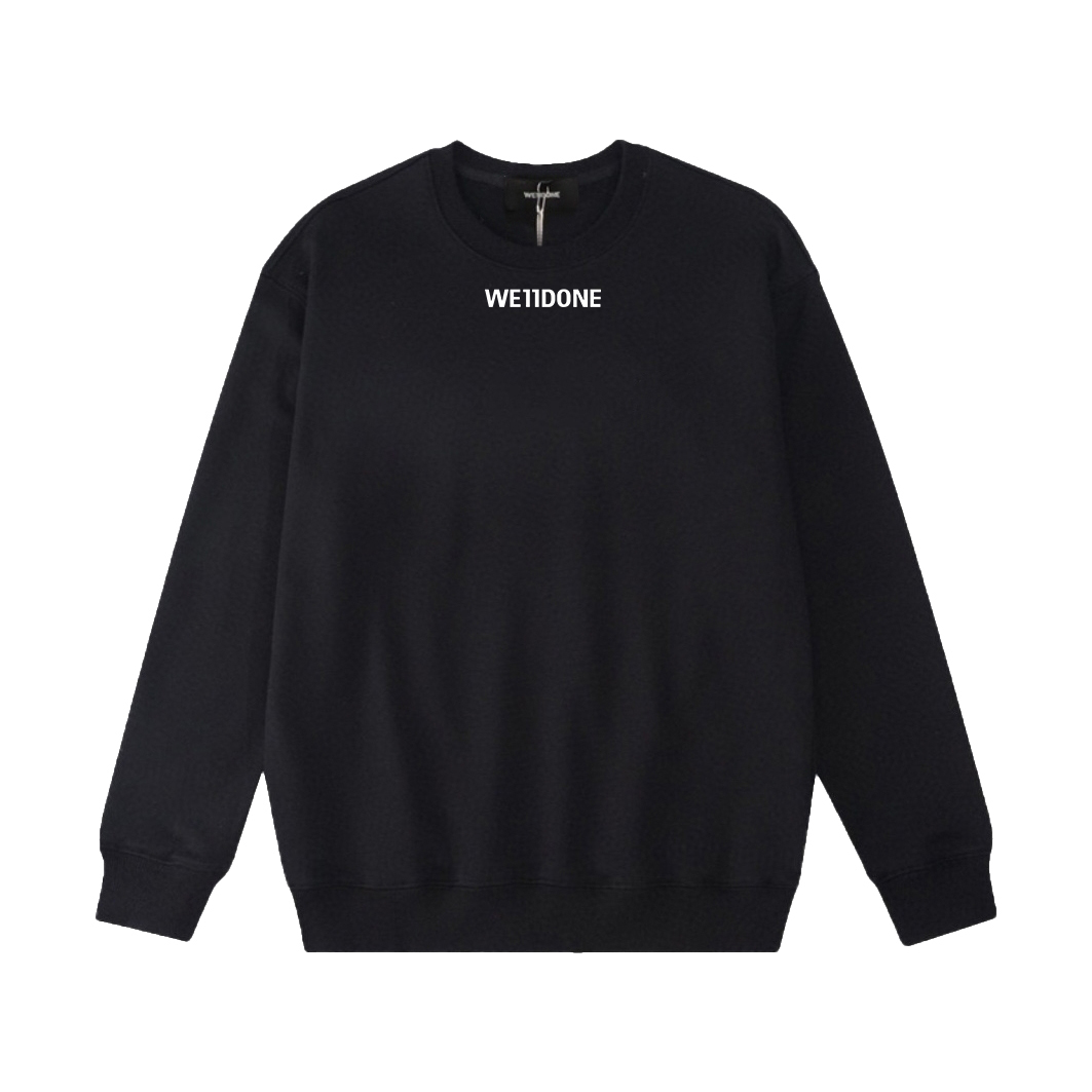 W890#P90💰
▪️WE11DONE  -新款领口小LOGO字母印花高街潮牌美式宽松圆领卫衣男女情侣款

▪️Size：XS、S、M、L

▪️Color：黑色、白色

高版本重磅420g纯棉毛圈面料，配置齐全，全套定制的YUAN版辅料，包装袋原版标签，每个款的编码颜色都和实物对应，原版主唛➕We11吊牌➕防伪洗水唛➕防盗扣➕新款We11包装袋。 妥妥的高版本长袖卫衣。纹理清晰，质感满满，同缸定染1&times;1无色差精密纯棉螺纹，层搭叠穿，自留好货，强烈推荐~所有的辅料全部原版定制，百分百重工好货，精工立体裁剪，宽松的版型，强烈推荐~