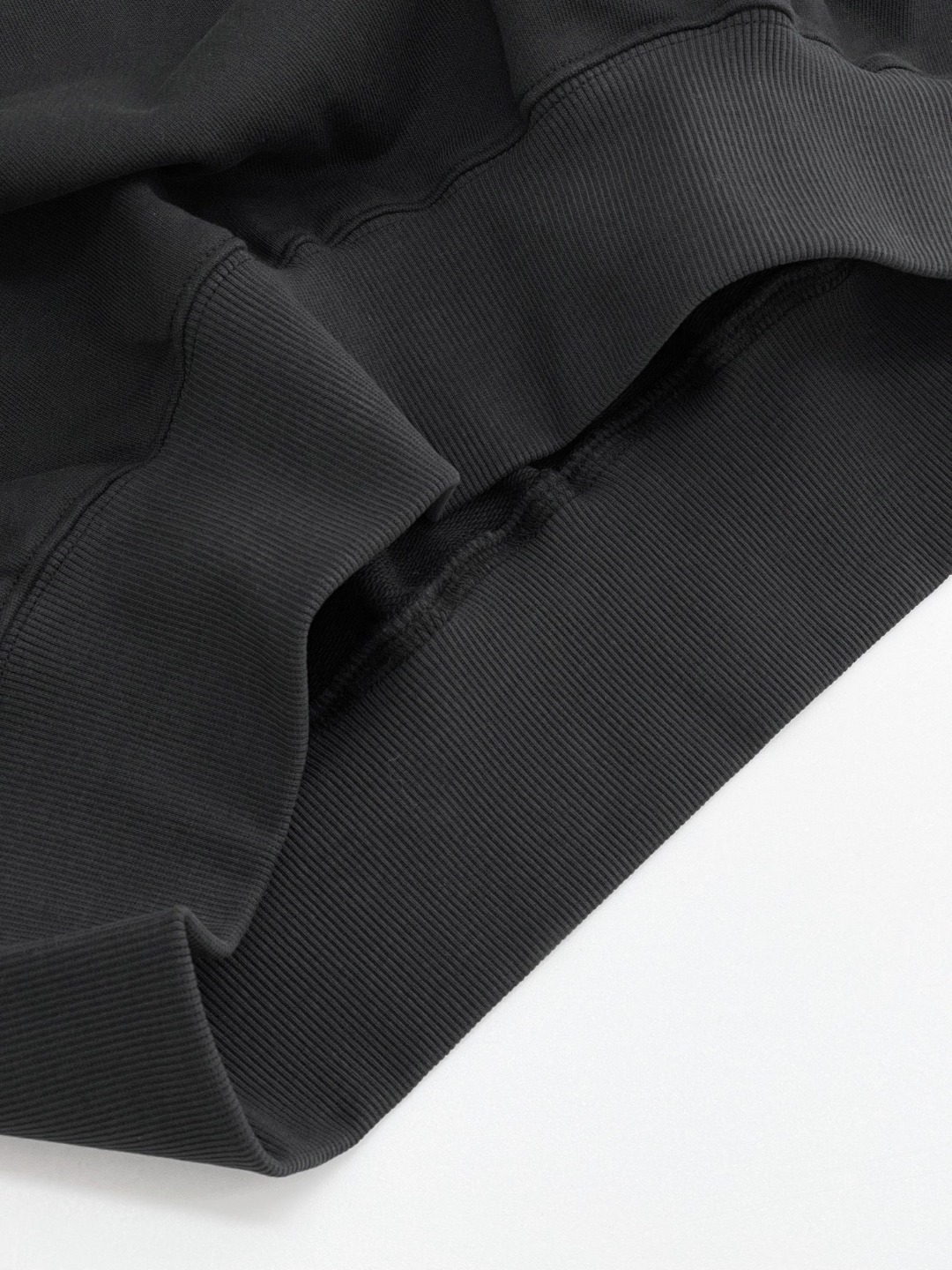 W891#P90💰
▪️WE11DONE  -新款 幻化字母印花高街潮牌美式宽松圆领卫衣男女情侣款

▪️Size：XS、S、M、L

▪️Color：黑色

高版本重磅420g纯棉毛圈面料，配置齐全，全套定制的YUAN版辅料，包装袋原版标签，每个款的编码颜色都和实物对应，原版主唛➕We11吊牌➕防伪洗水唛➕防盗扣➕新款We11包装袋。 妥妥的高版本长袖卫衣。纹理清晰，质感满满，同缸定染1&times;1无色差精密纯棉螺纹，层搭叠穿，自留好货，强烈推荐~所有的辅料全部原版定制，百分百重工好货，精工立体裁剪，宽松的版型，强烈推荐~