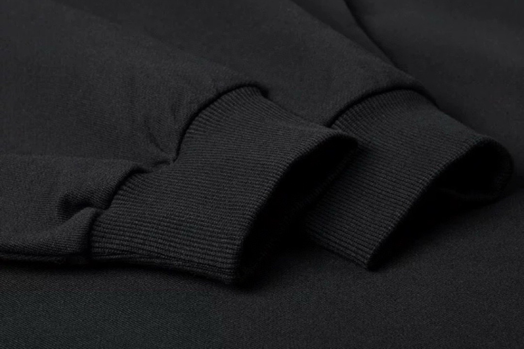 W891#P90💰
▪️WE11DONE  -新款 幻化字母印花高街潮牌美式宽松圆领卫衣男女情侣款

▪️Size：XS、S、M、L

▪️Color：黑色

高版本重磅420g纯棉毛圈面料，配置齐全，全套定制的YUAN版辅料，包装袋原版标签，每个款的编码颜色都和实物对应，原版主唛➕We11吊牌➕防伪洗水唛➕防盗扣➕新款We11包装袋。 妥妥的高版本长袖卫衣。纹理清晰，质感满满，同缸定染1&times;1无色差精密纯棉螺纹，层搭叠穿，自留好货，强烈推荐~所有的辅料全部原版定制，百分百重工好货，精工立体裁剪，宽松的版型，强烈推荐~