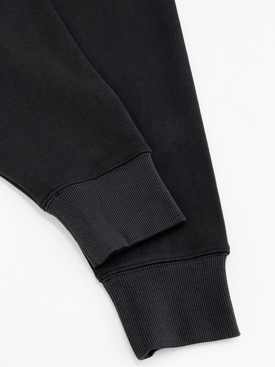 W891#P90💰
▪️WE11DONE  -新款 幻化字母印花高街潮牌美式宽松圆领卫衣男女情侣款

▪️Size：XS、S、M、L

▪️Color：黑色

高版本重磅420g纯棉毛圈面料，配置齐全，全套定制的YUAN版辅料，包装袋原版标签，每个款的编码颜色都和实物对应，原版主唛➕We11吊牌➕防伪洗水唛➕防盗扣➕新款We11包装袋。 妥妥的高版本长袖卫衣。纹理清晰，质感满满，同缸定染1&times;1无色差精密纯棉螺纹，层搭叠穿，自留好货，强烈推荐~所有的辅料全部原版定制，百分百重工好货，精工立体裁剪，宽松的版型，强烈推荐~