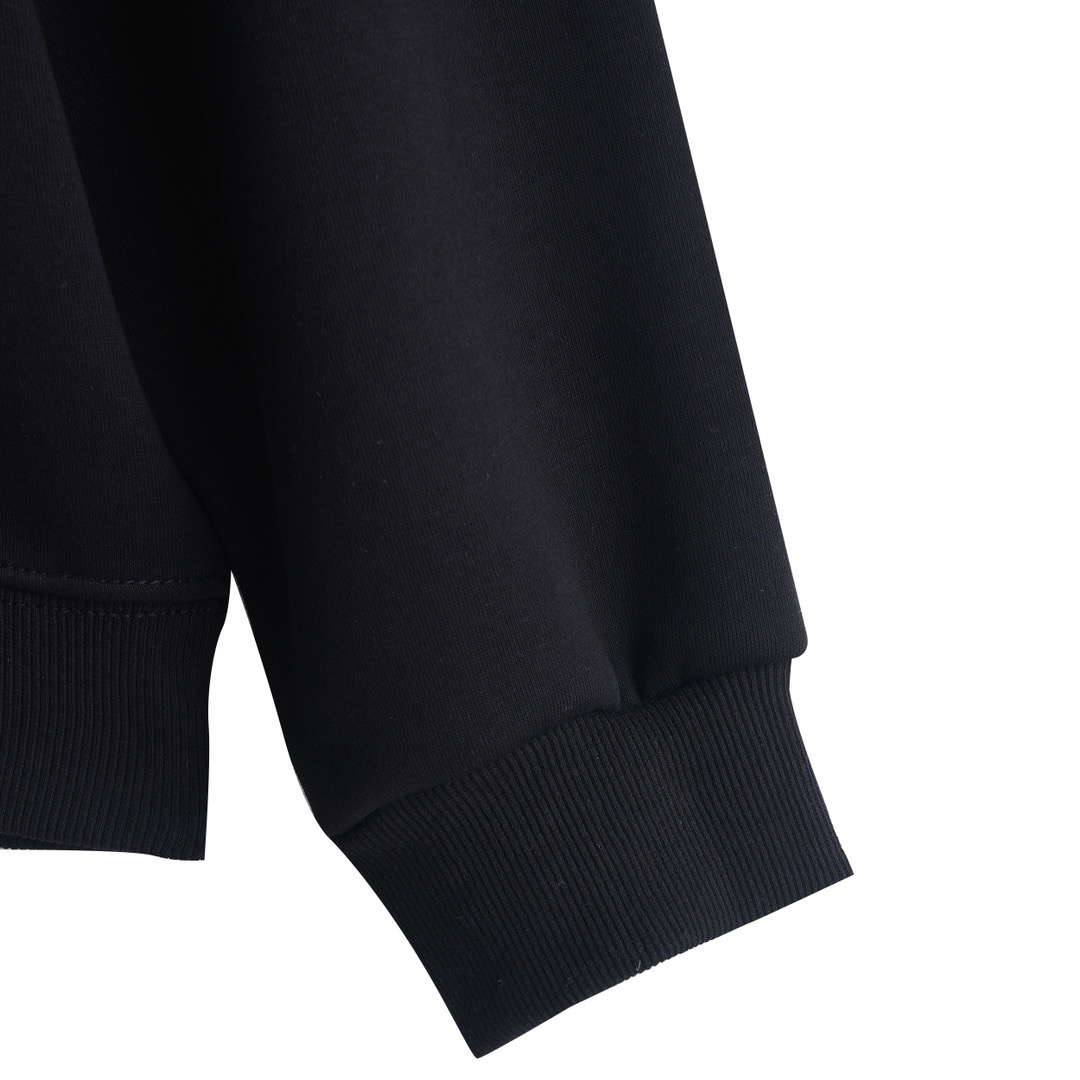 W893#P90💰
▪️WE11DONE  -新款 胶带字母印花高街潮牌美式宽松圆领卫衣男女情侣款

▪️Size：XS、S、M、L

▪️Color：黑色、白色

高版本重磅420g纯棉毛圈面料，配置齐全，全套定制的YUAN版辅料，包装袋原版标签，每个款的编码颜色都和实物对应，原版主唛➕We11吊牌➕防伪洗水唛➕防盗扣➕新款We11包装袋。 妥妥的高版本长袖卫衣。纹理清晰，质感满满，同缸定染1&times;1无色差精密纯棉螺纹，层搭叠穿，自留好货，强烈推荐~所有的辅料全部原版定制，百分百重工好货，精工立体裁剪，宽松的版型，强烈推荐~