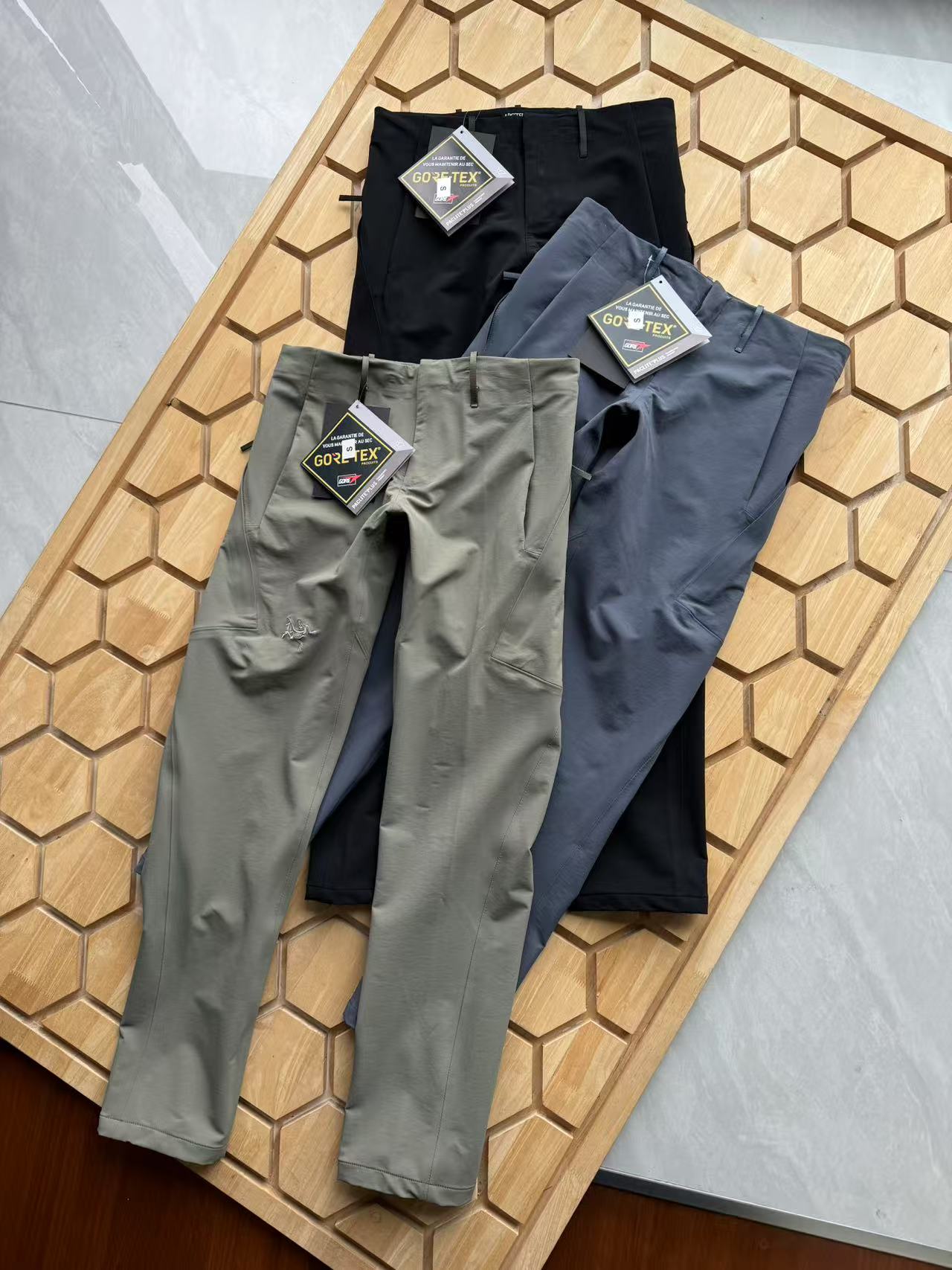 供 ！ 顶级工艺 高端货 ARC'TERYX  始祖鸟 veilance align Mx pant 全压胶 商鸟防风防水休闲长裤 西服裤\n商鸟真的是一件艺术品 这属于鸟家高端商务系列 绝对好物防水防风拒污GORE-TEX PACKLITE科技面料 D立体裁剪 符合人体工学 上身舒适\n尺码-  相当于s-xl\n颜色 黑色 幽雾绿  原子灰\n尺码表 腰围    臀围   裤长   大腿围    内缝长\n(s)                                  \n (m)                                     \n(L)                                    \n (xl)                                   \n (xl)                       