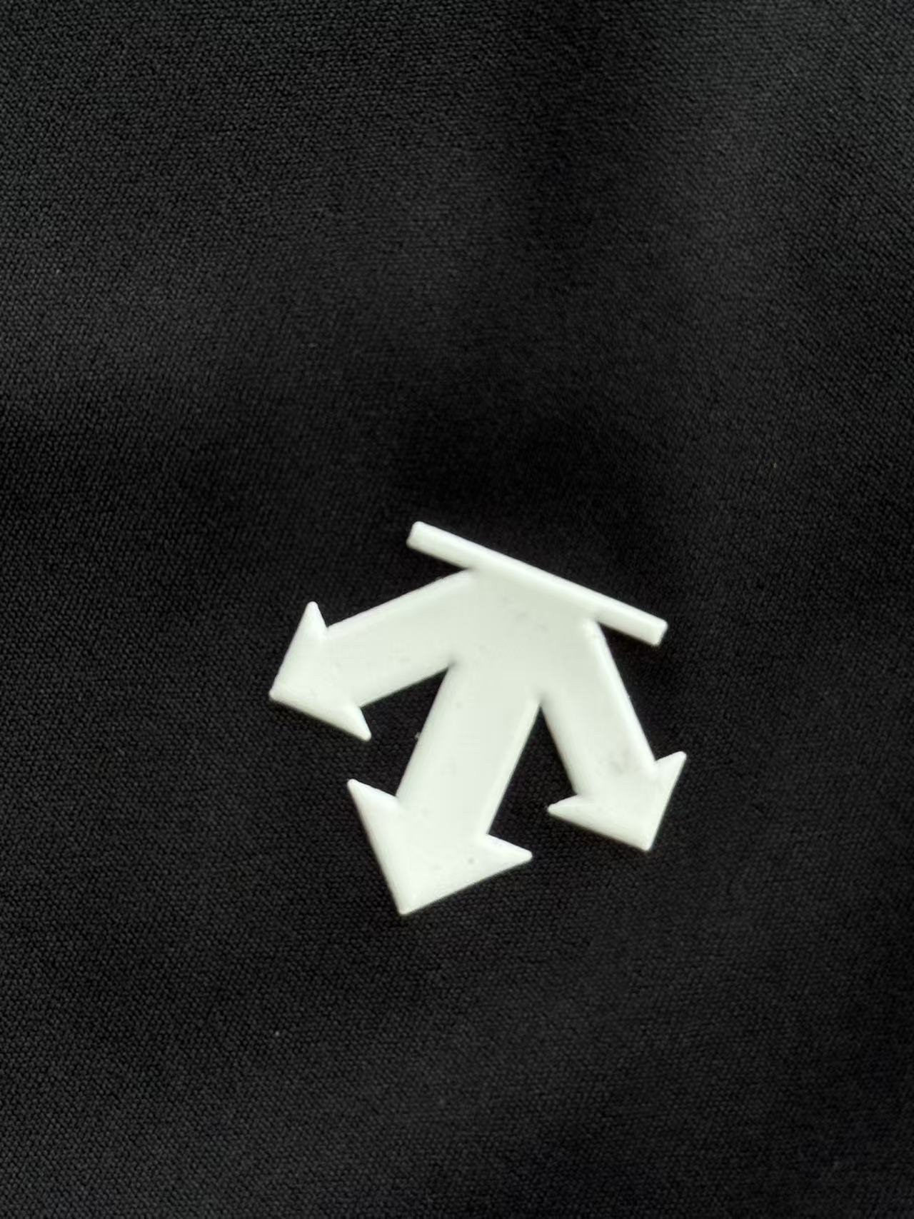 P115💰  
DESCENTE 迪桑特夏季新女士户外运动休闲速干长裤
常牛‬的一休款‬闲裤。速干面料裤子种各‬细看节‬图。上手的觉感‬没得挑。良产心‬品。物所超‬值。细节，注细意‬节部分，都是好最‬的。可看以‬图。
简洁前沿时尚版型设计.休闲，低调，突现大牌风范！
高端定制锦纶速干面 料纹路清晰，超有质感。质地相当细腻舒适,手感超级柔软细腻，拿到手第一感觉就是面料真心的是好面料！克重高从面料到品质无可挑剔！版型又显瘦这条裤子谁穿谁好看！上身无敌显瘦！
没有什么多余的设计，一条简单的基本款百搭休闲运动裤.腰部是松紧腰设计，另外搭配抽绳！处处细节设计到位，做工扎实 自穿或送人不二的选择！满足任何身材的穿着需要！任意搭配各种鞋子！三标齐全！
颜色: 黑色
尺码: M   L   XL    XXL
裤长100 101 102    103
臀围90  94  98    102
裤脚22  23  24     24
建议 100斤  120斤 135斤  150斤